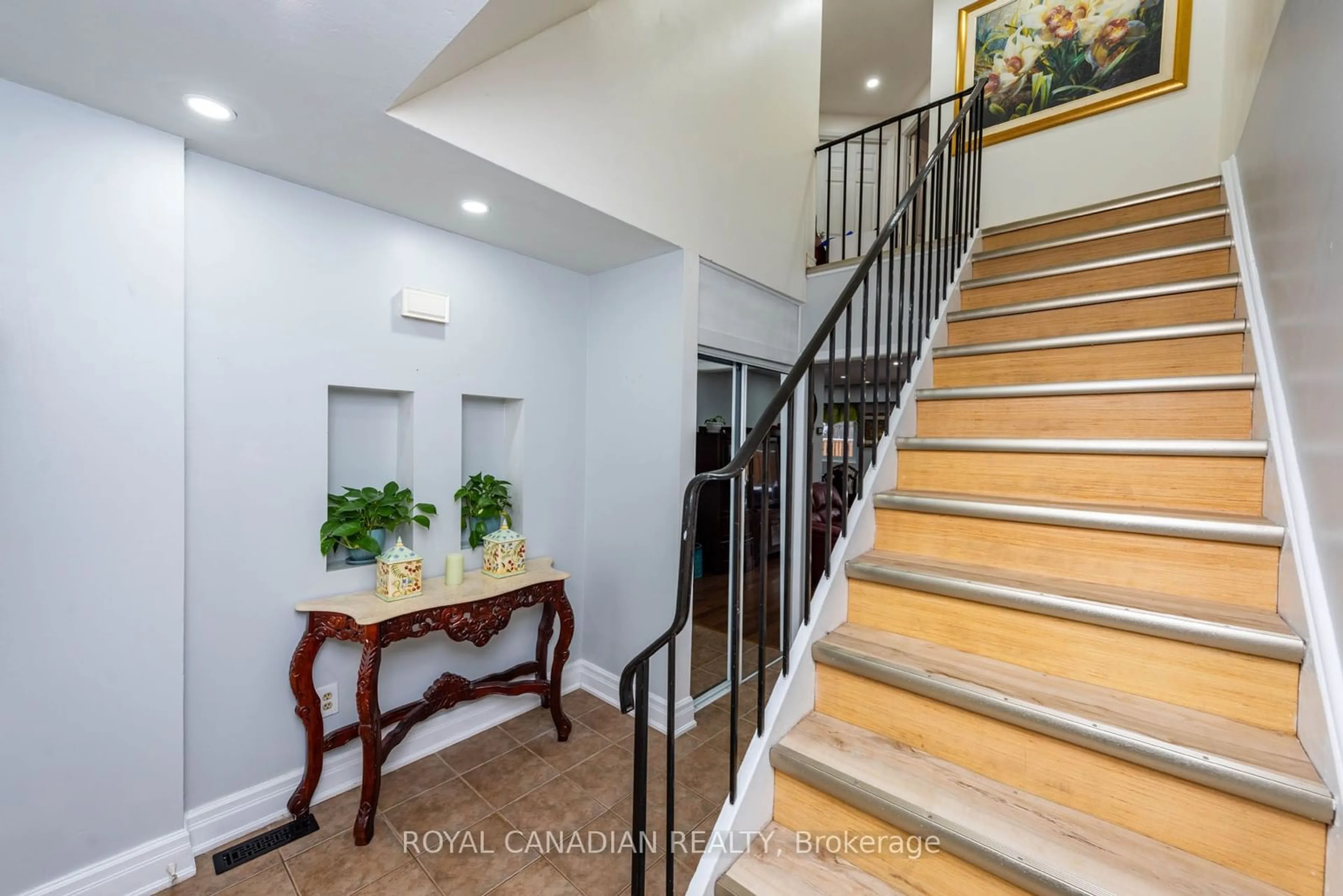 Indoor foyer for 1538 Lancaster Dr #116, Oakville Ontario L6H 2Z3