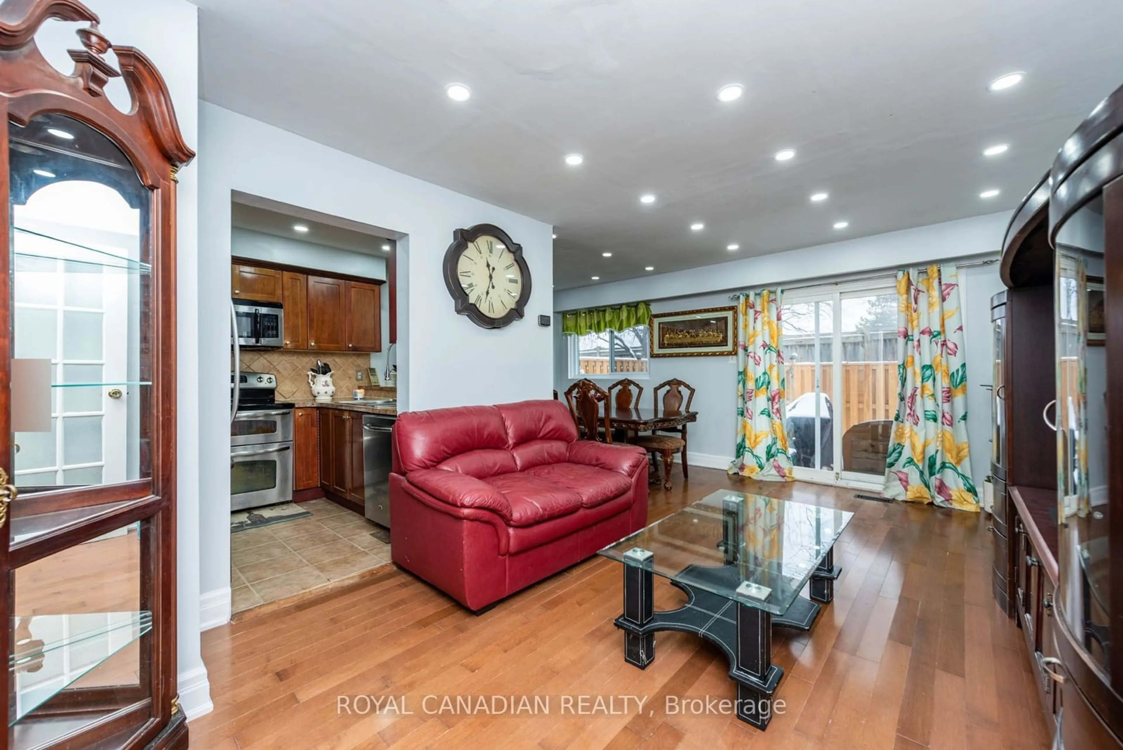 Living room with furniture, unknown for 1538 Lancaster Dr #116, Oakville Ontario L6H 2Z3