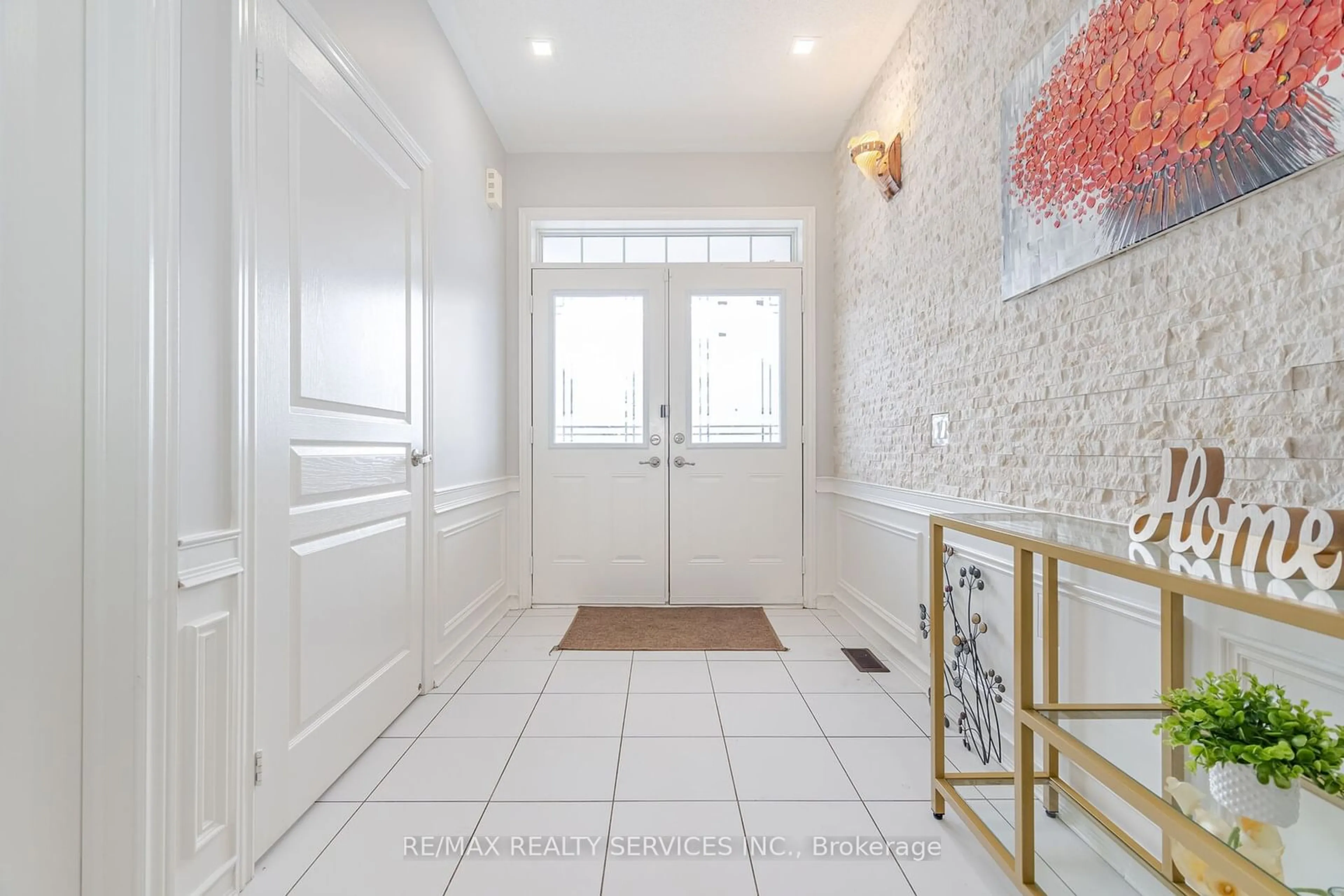 Indoor entryway for 30 Blackberry Valley Cres, Caledon Ontario L7C 3Z9