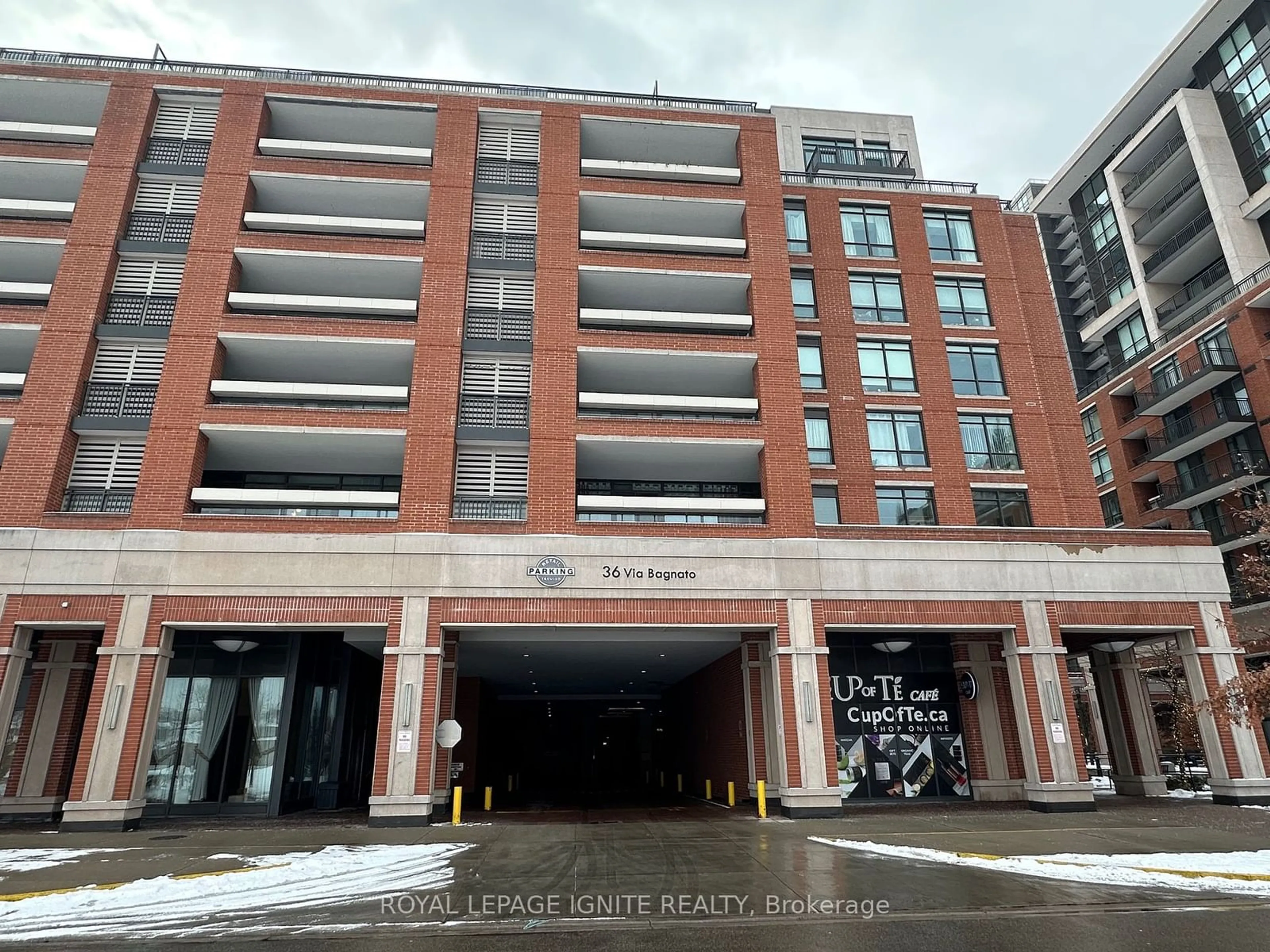 Indoor foyer for 36 Via Bagnato Ave #533, Toronto Ontario M6A 0B7