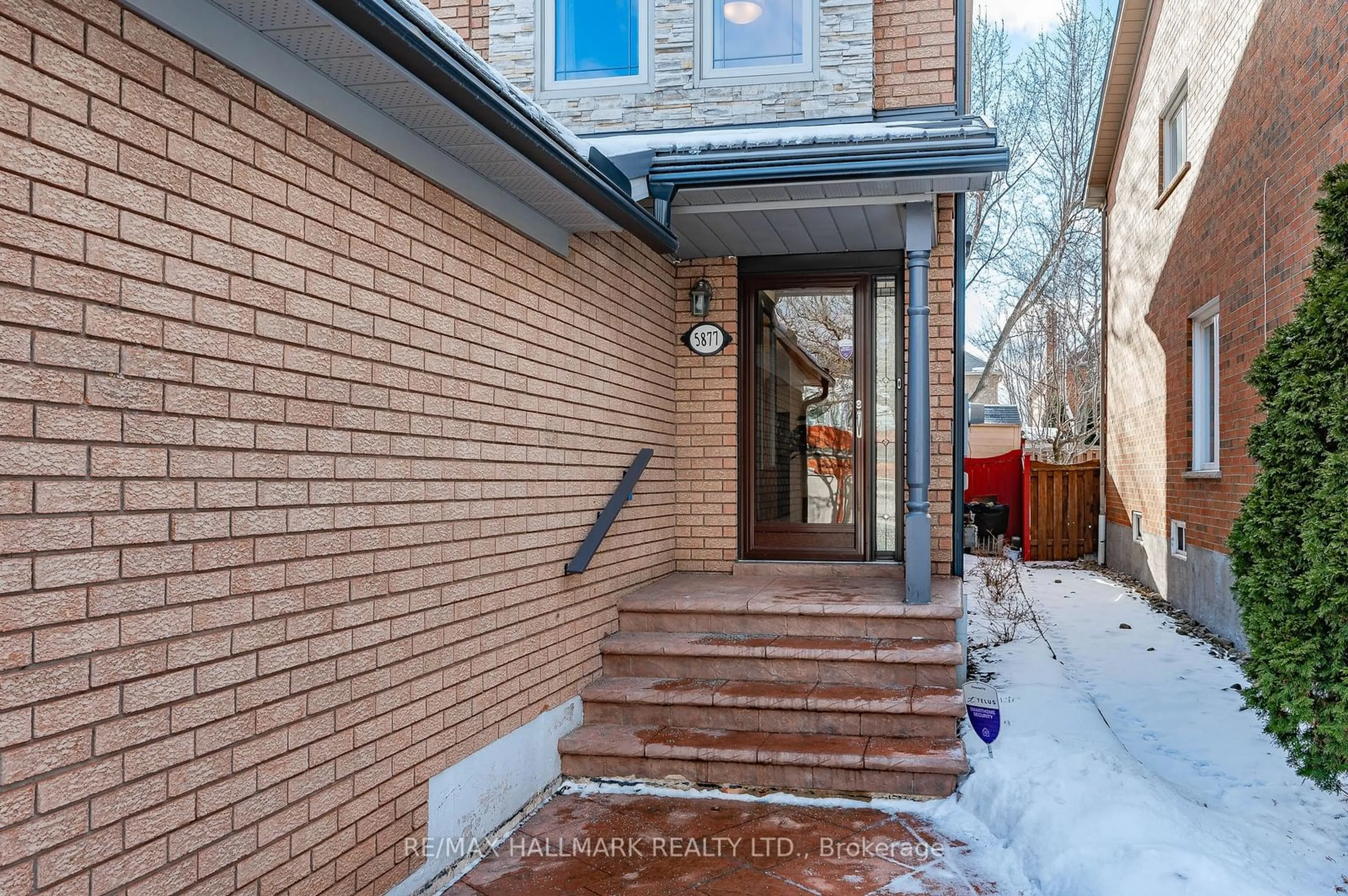 Home with brick exterior material, street for 5877 Tayside Cres, Mississauga Ontario L5M 5J8