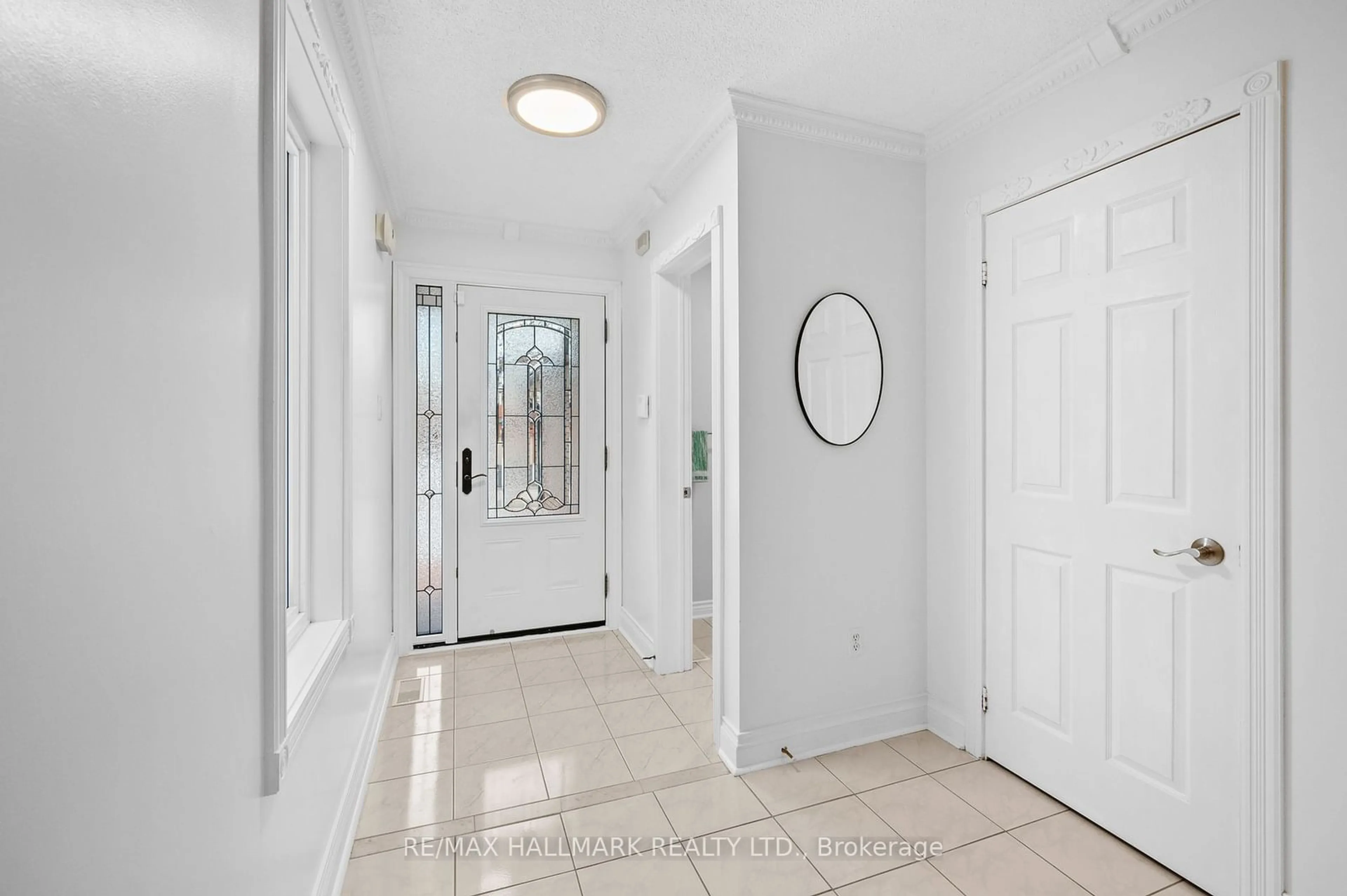 Indoor entryway for 5877 Tayside Cres, Mississauga Ontario L5M 5J8