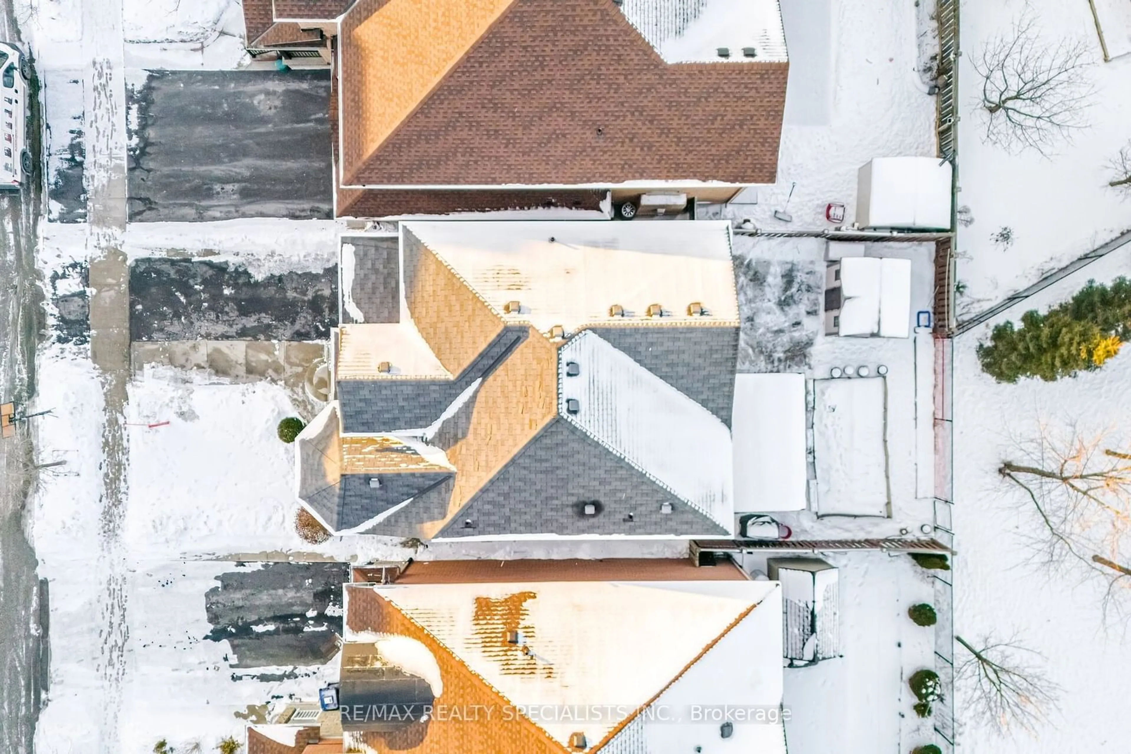 A pic from outside/outdoor area/front of a property/back of a property/a pic from drone, street for 6 Kippen Crt, Brampton Ontario L6R 0P7