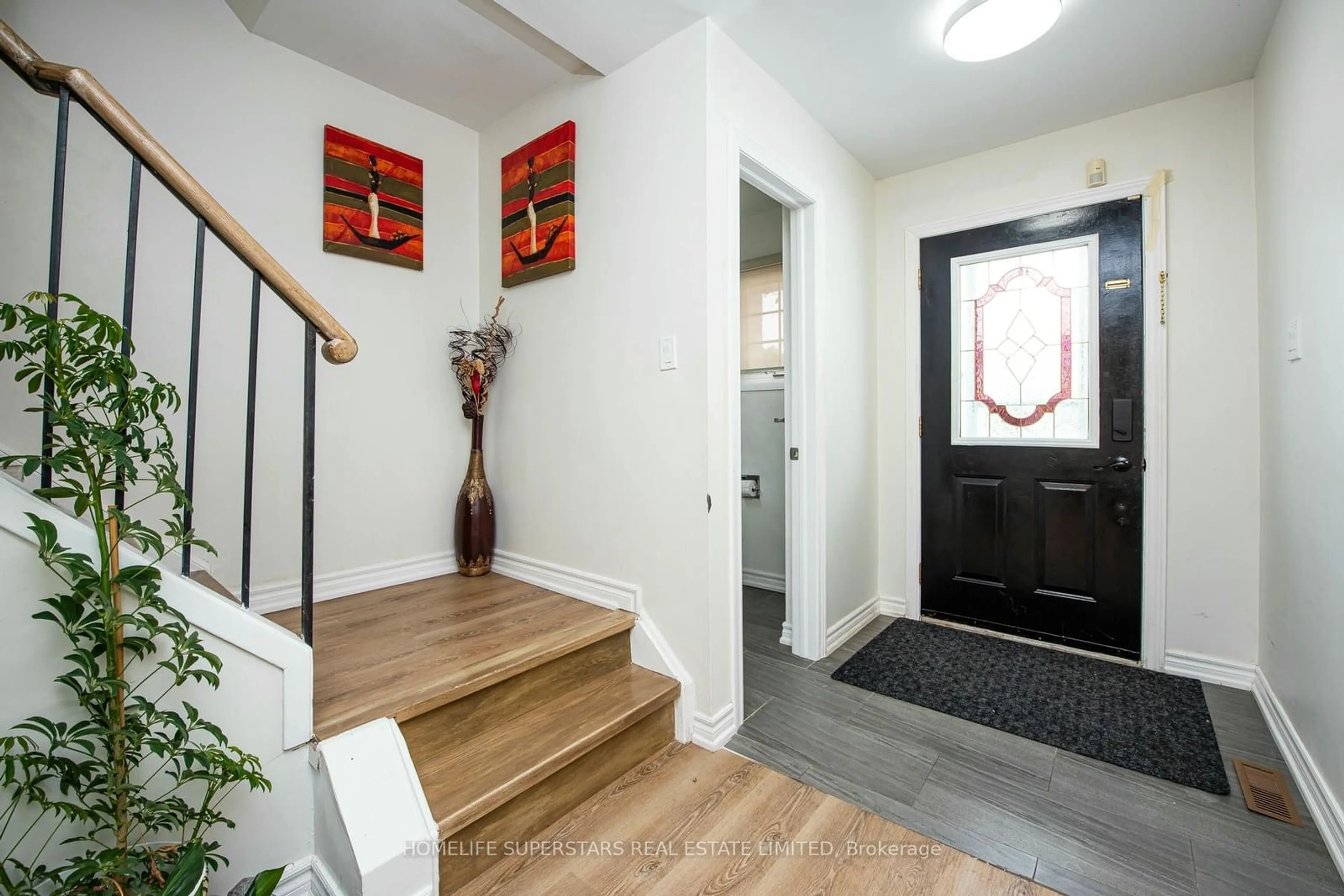 Indoor entryway for 6837 Markwood Pl, Mississauga Ontario L5N 4K7