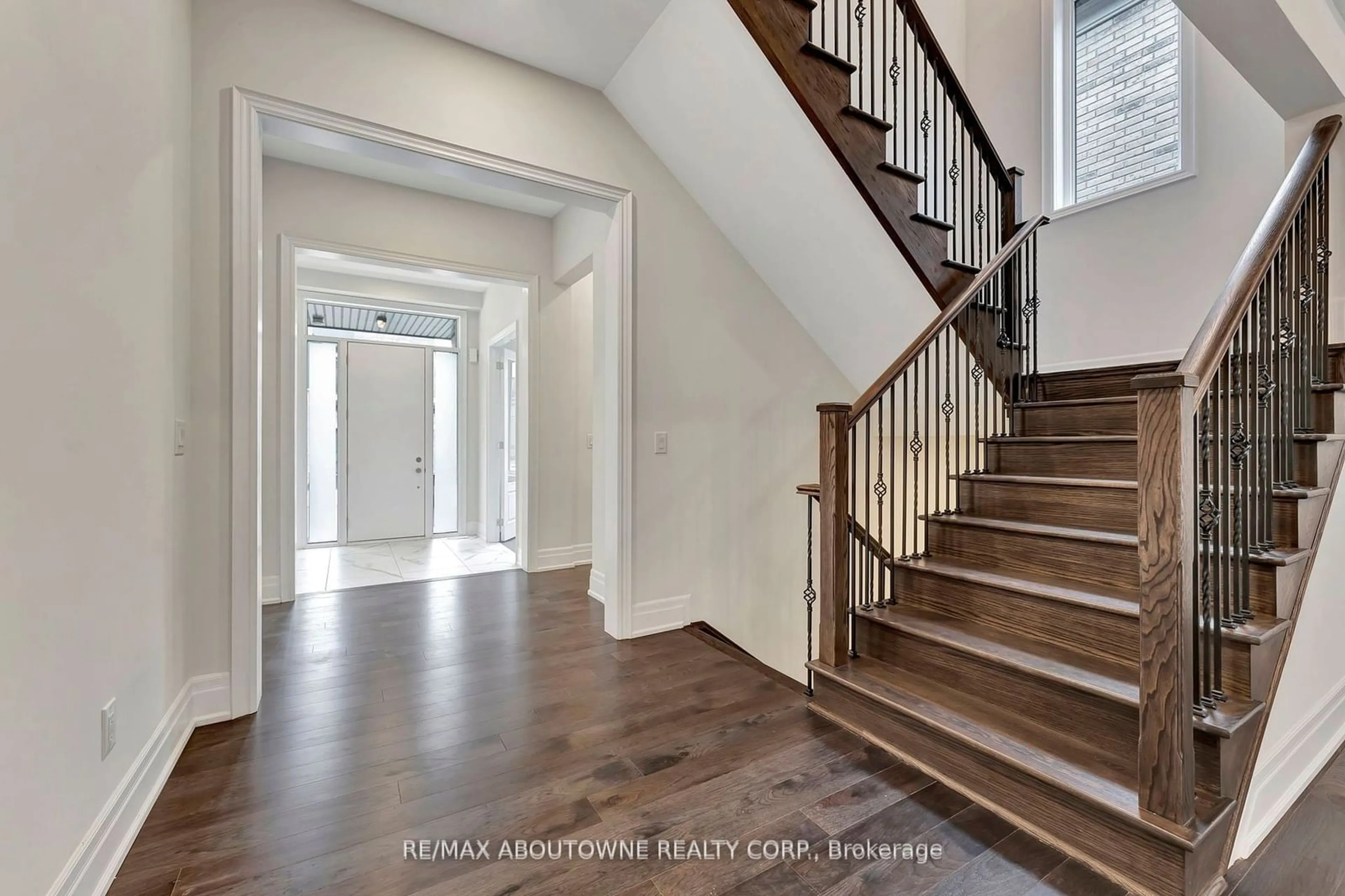 Indoor entryway for 1230 Pondside Tr, Oakville Ontario L6M 5M7