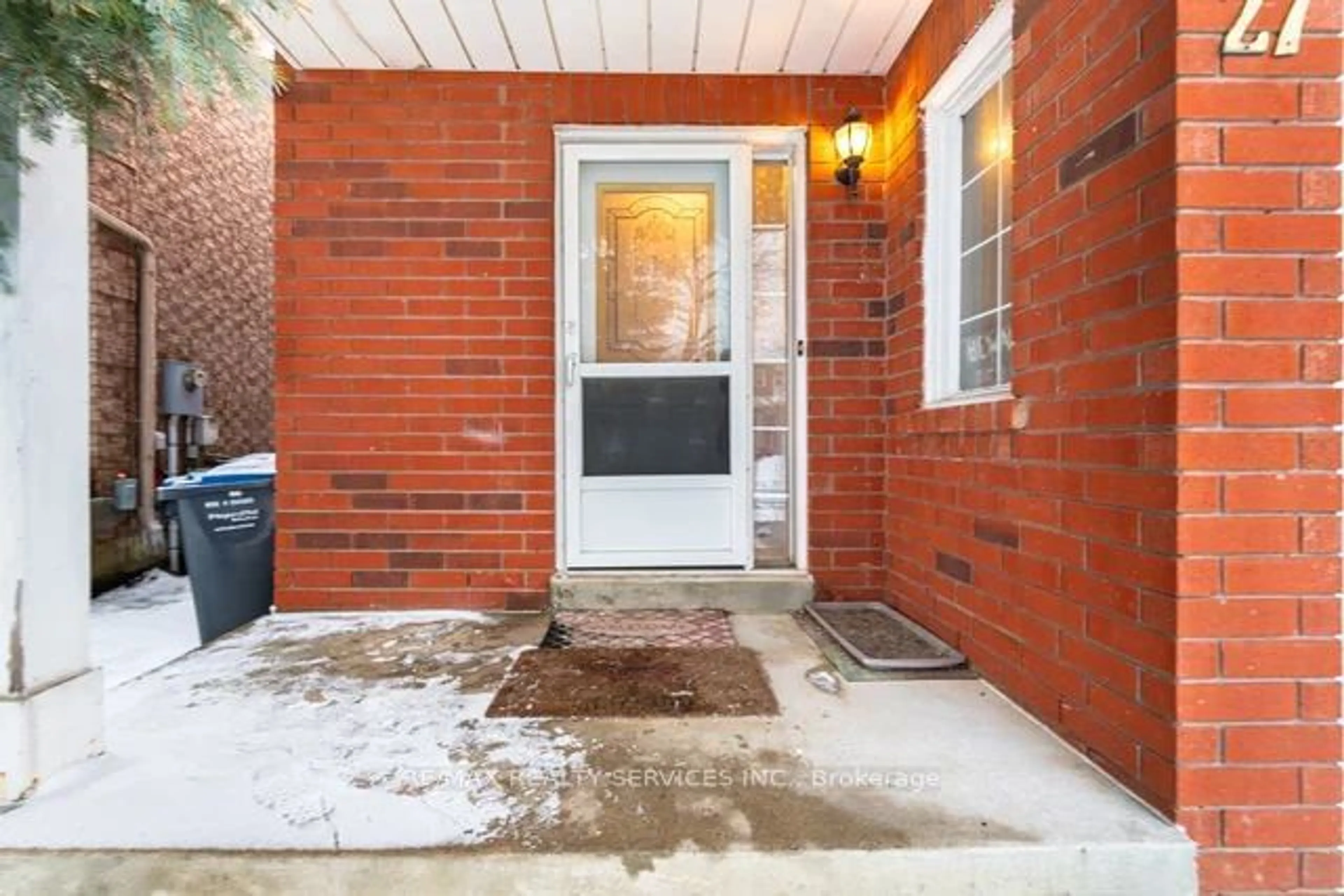 Indoor entryway for 27 Waterbury St, Caledon Ontario L7E 1X2