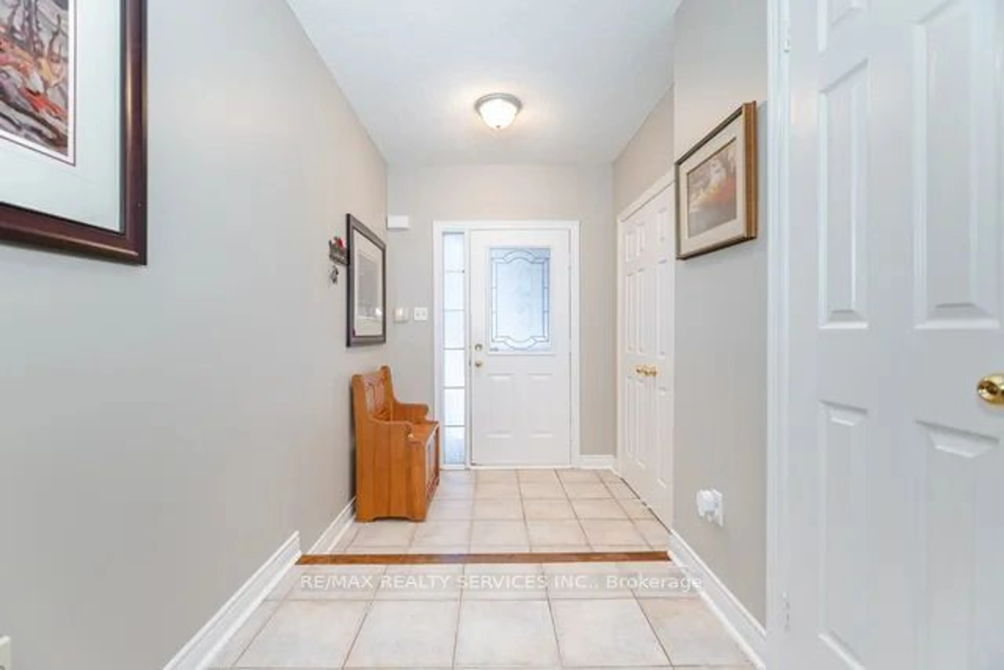 Indoor entryway for 27 Waterbury St, Caledon Ontario L7E 1X2