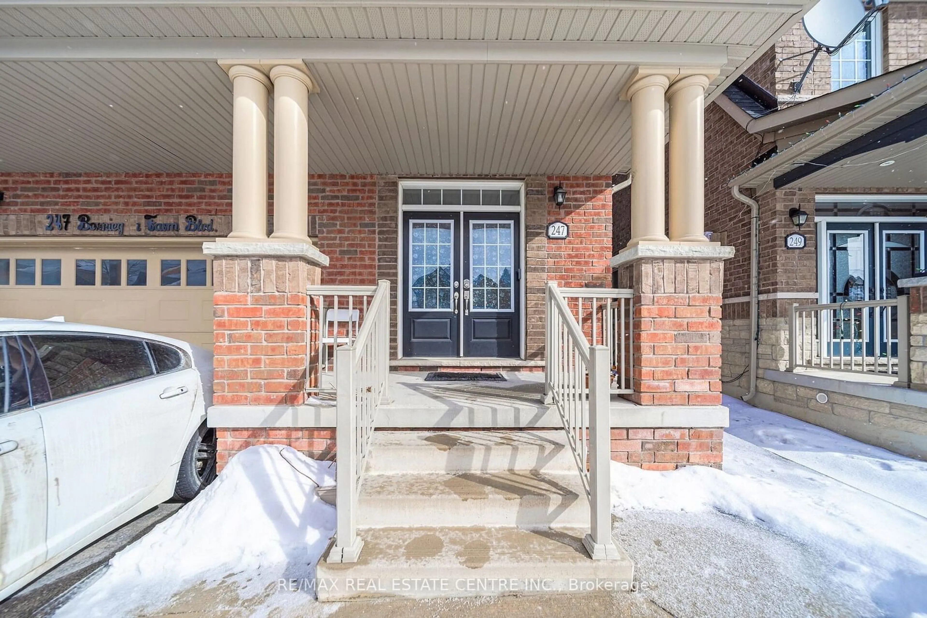 Indoor entryway for 247 Bonnieglen Farm Blvd, Caledon Ontario L7C 3Y4