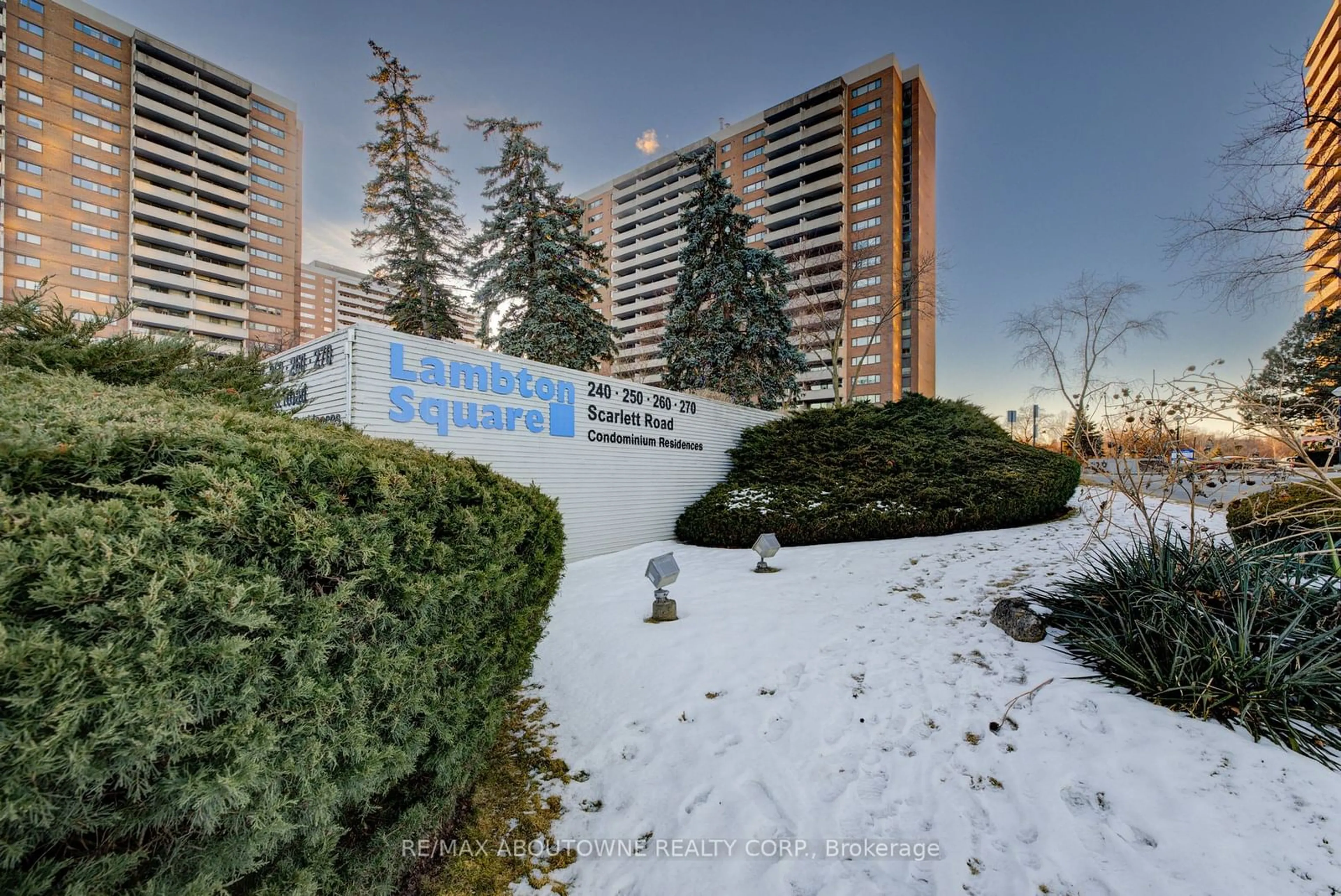 Indoor foyer for 260 Scarlett Rd #1006, Toronto Ontario M6N 4X6