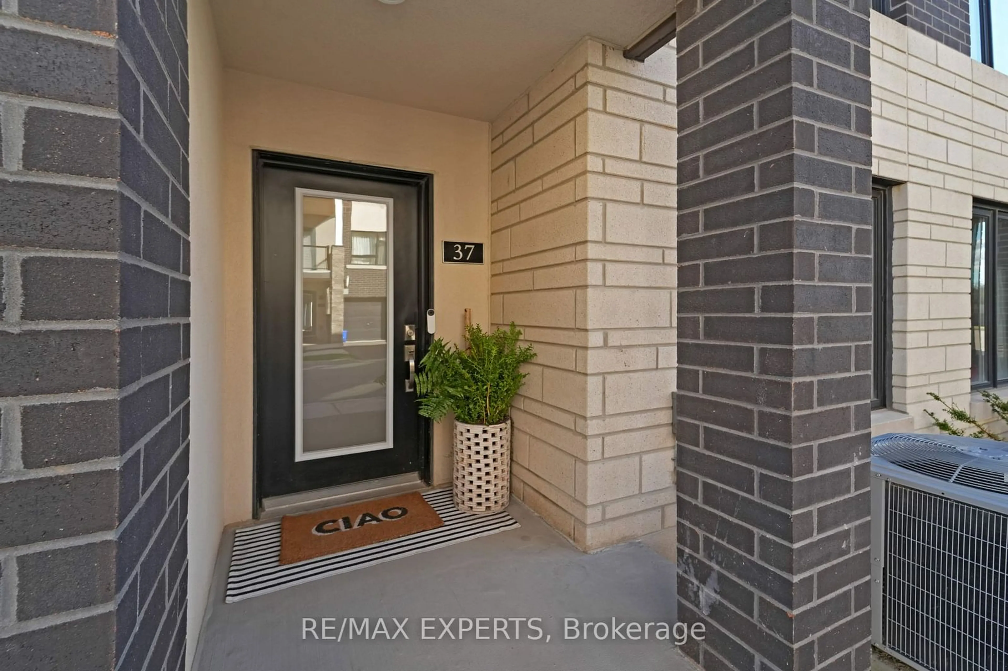 Indoor entryway for 1095 Cooke Blvd #37, Burlington Ontario L7T 0C4