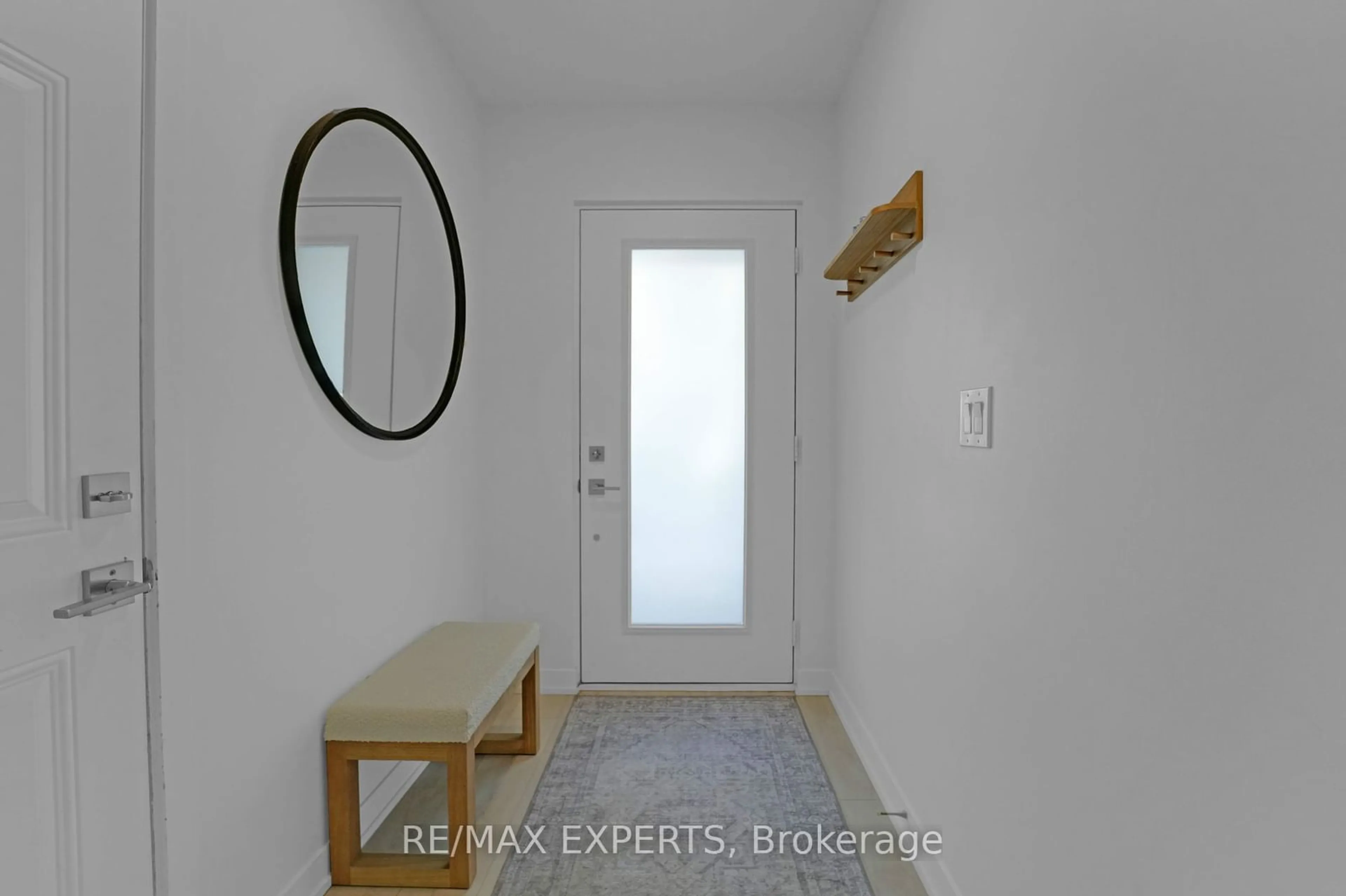 Indoor entryway for 1095 Cooke Blvd #37, Burlington Ontario L7T 0C4