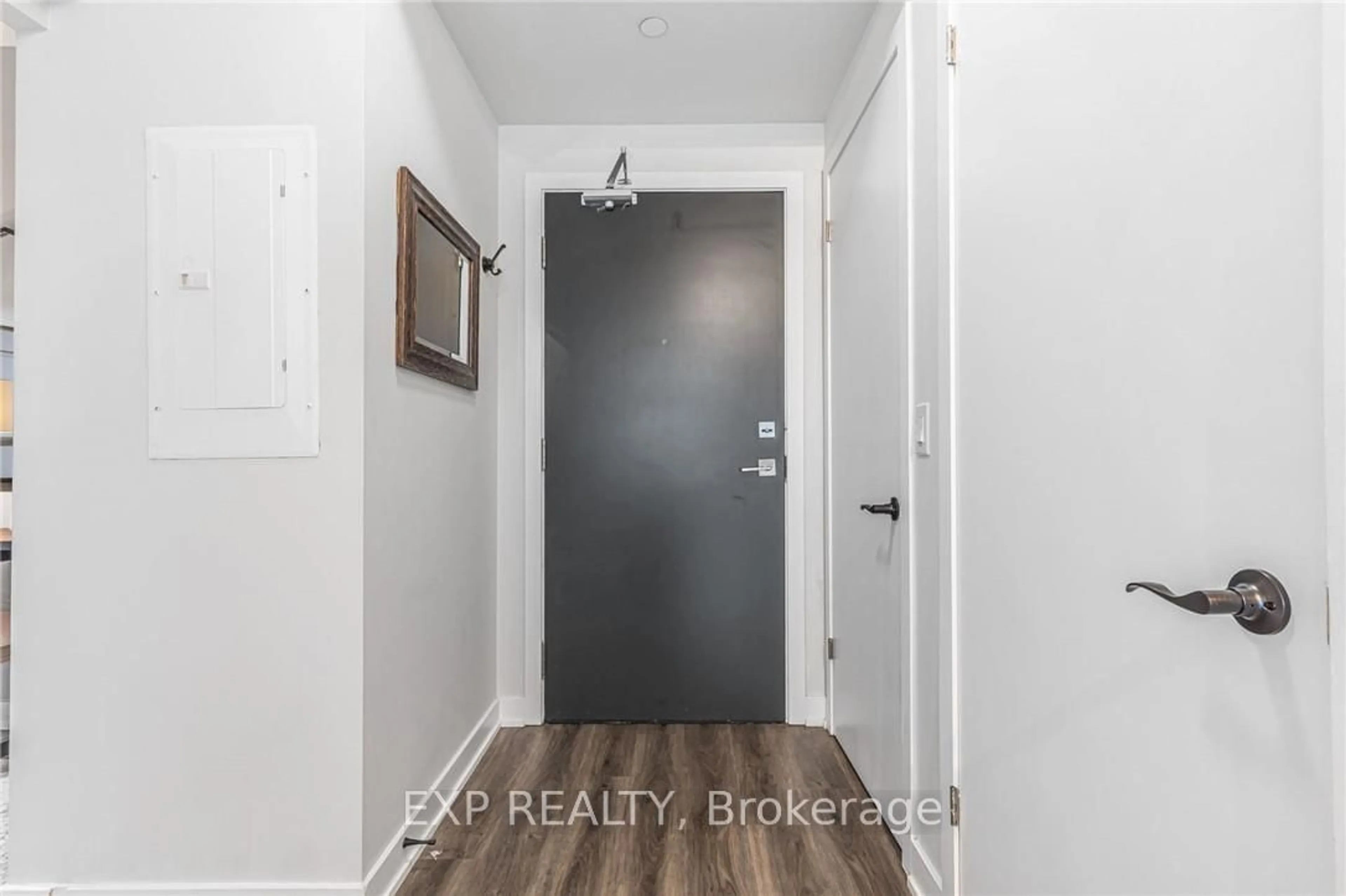 Indoor entryway for 5220 Dundas St #312, Burlington Ontario L7L 0J4