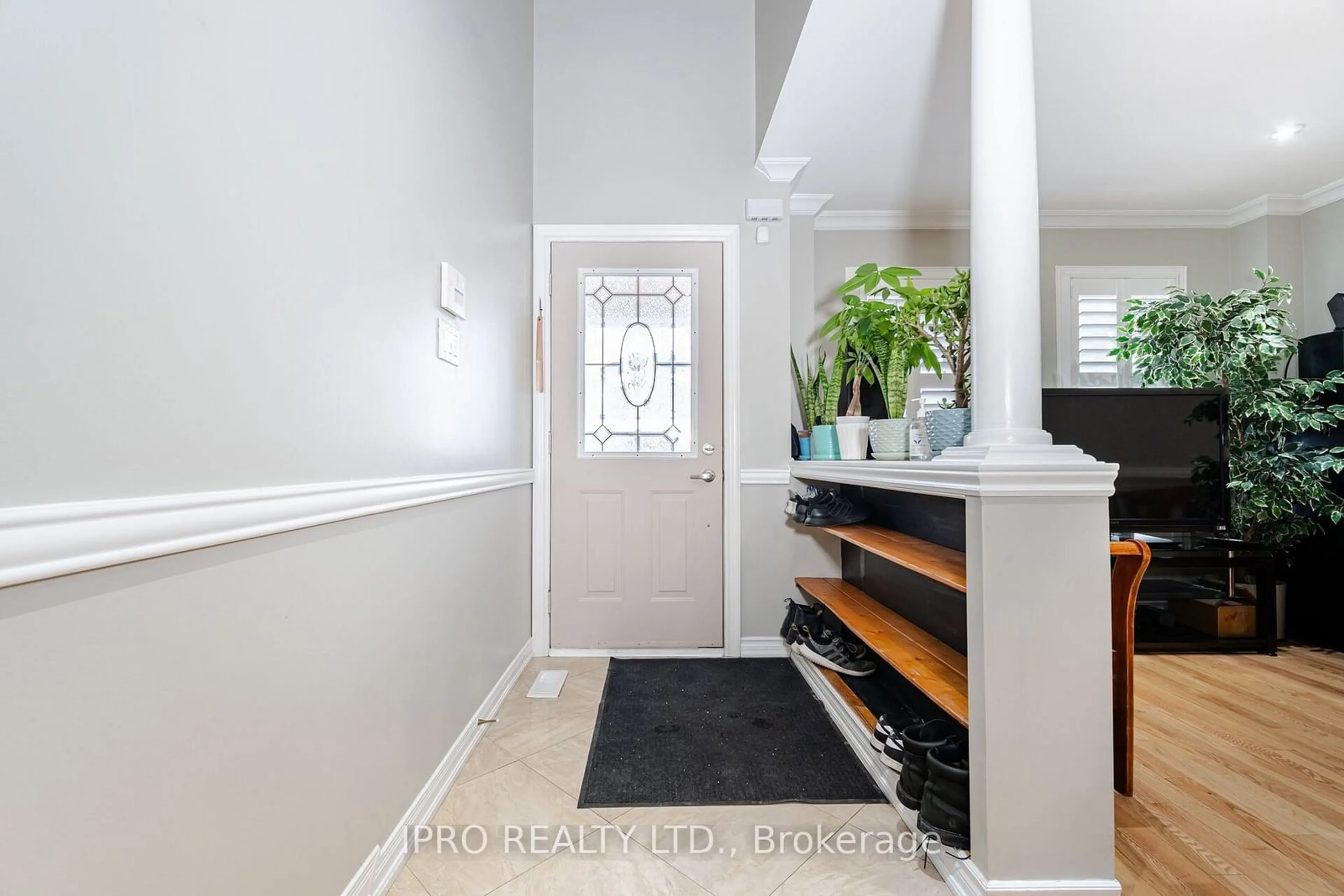 Indoor entryway for 19 Citronella Lane, Brampton Ontario L6R 3E8