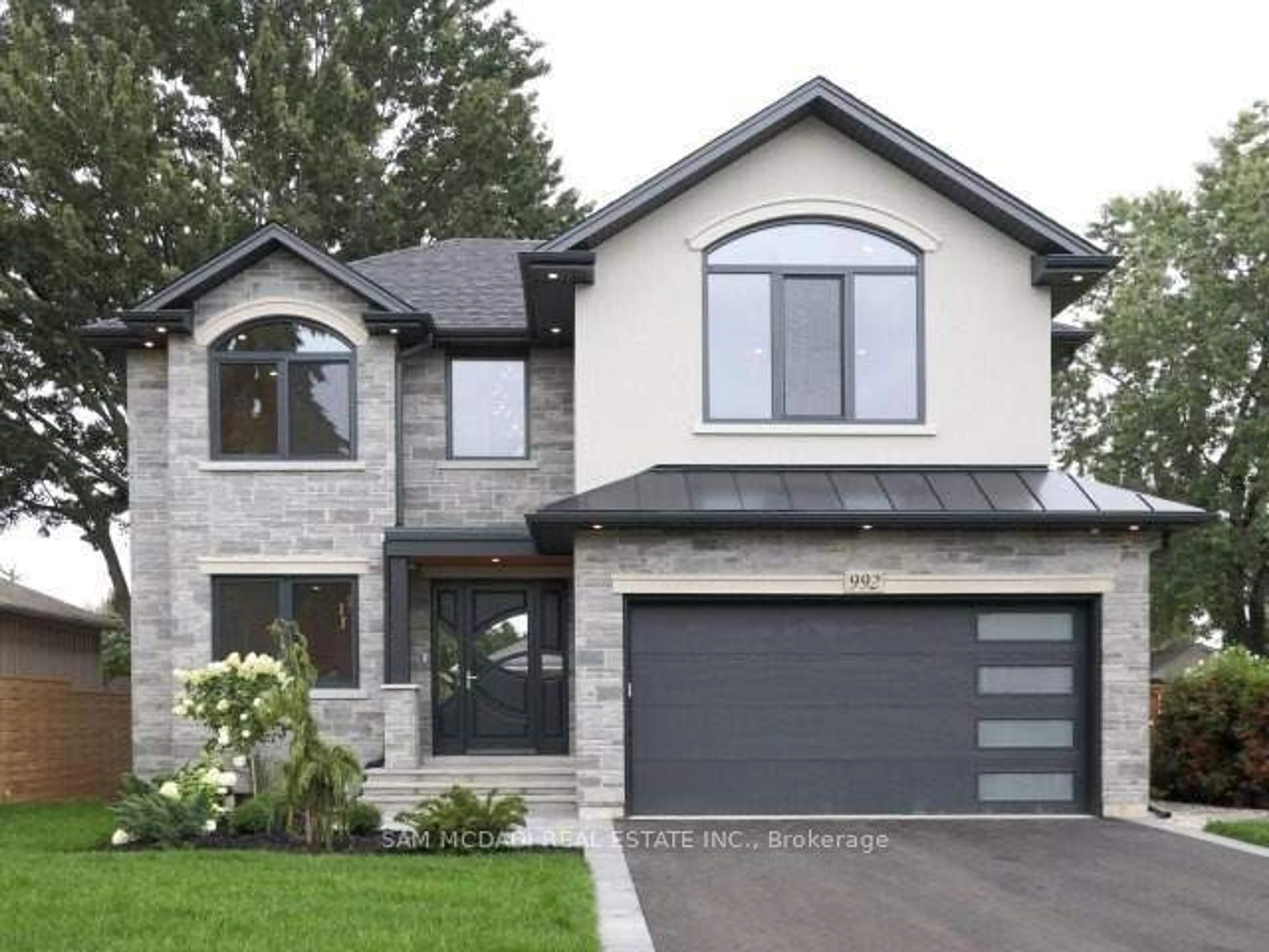 Home with brick exterior material, street for 992 Wales Ave, Mississauga Ontario L5E 1K5