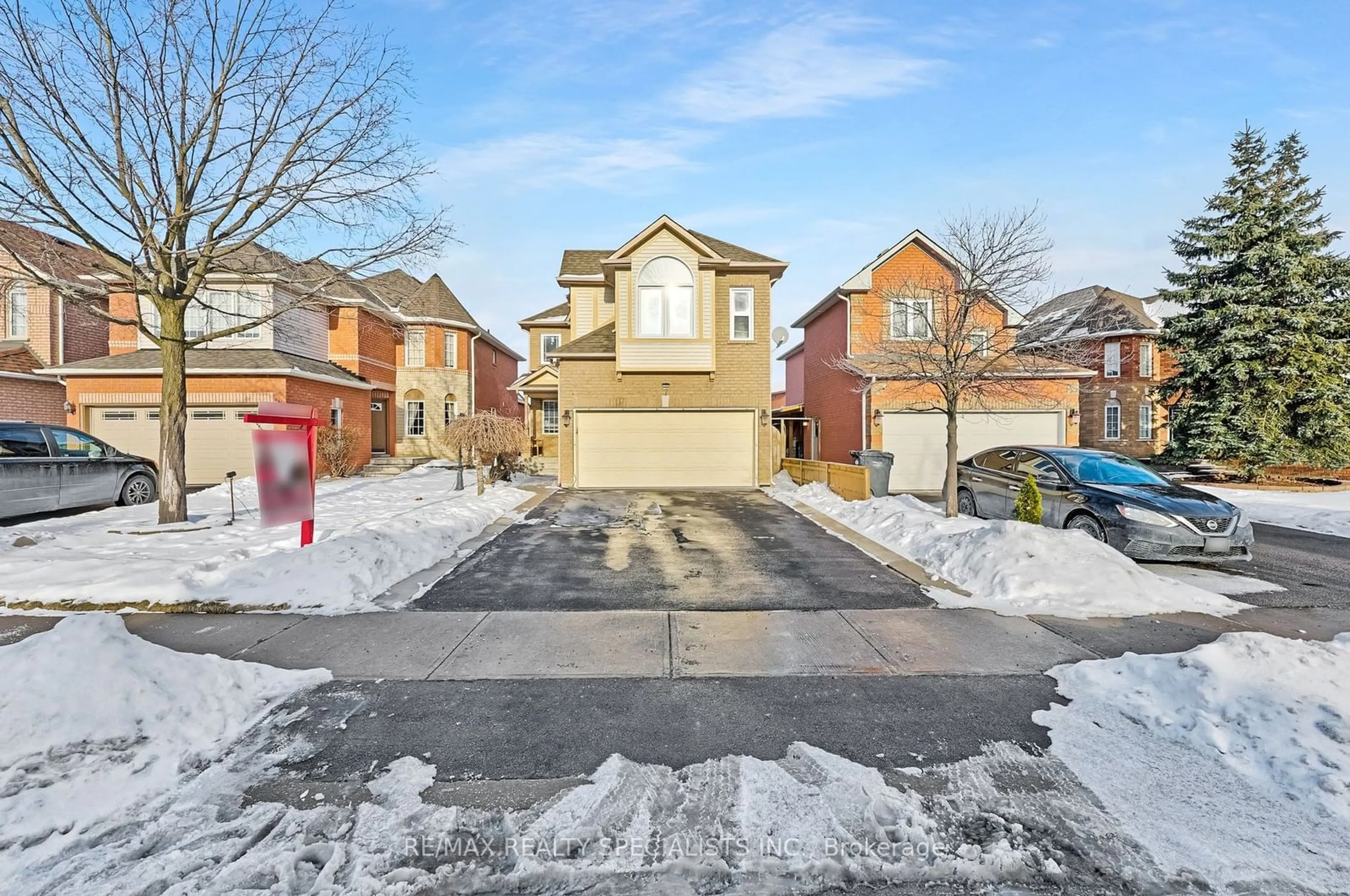 A pic from outside/outdoor area/front of a property/back of a property/a pic from drone, street for 7 Creekwood Dr, Brampton Ontario L7A 1G6