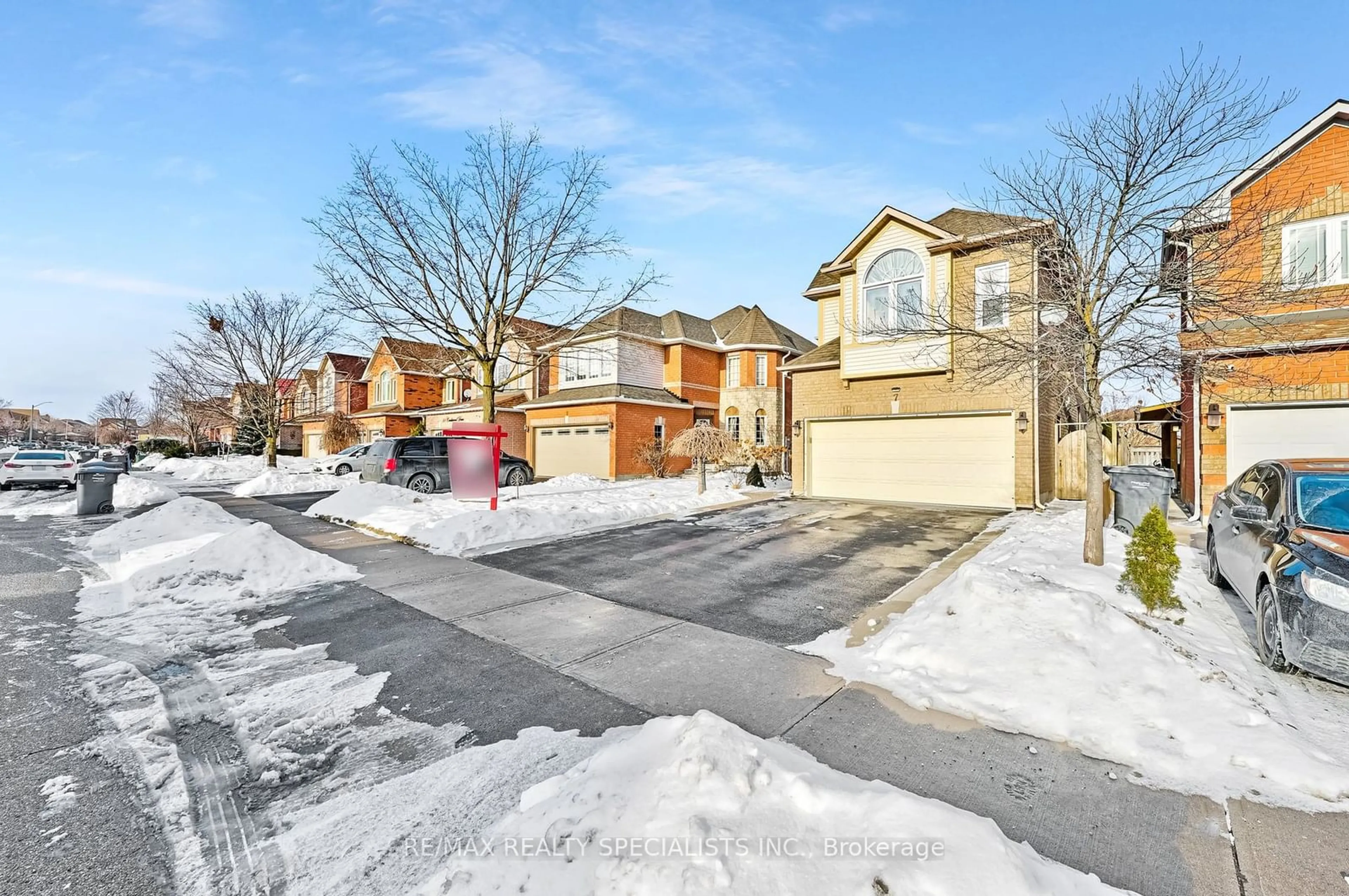 A pic from outside/outdoor area/front of a property/back of a property/a pic from drone, street for 7 Creekwood Dr, Brampton Ontario L7A 1G6