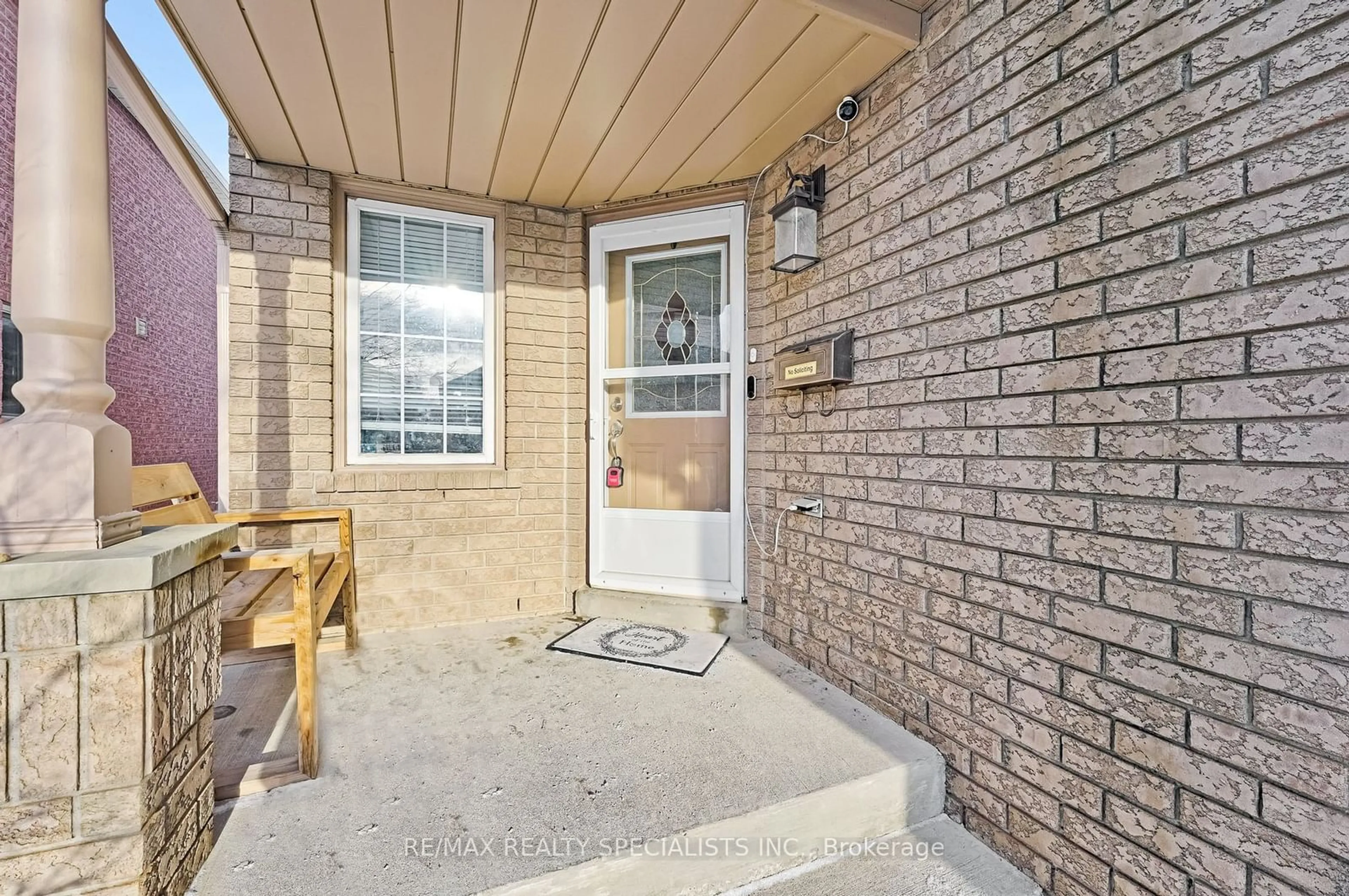 Indoor entryway for 7 Creekwood Dr, Brampton Ontario L7A 1G6