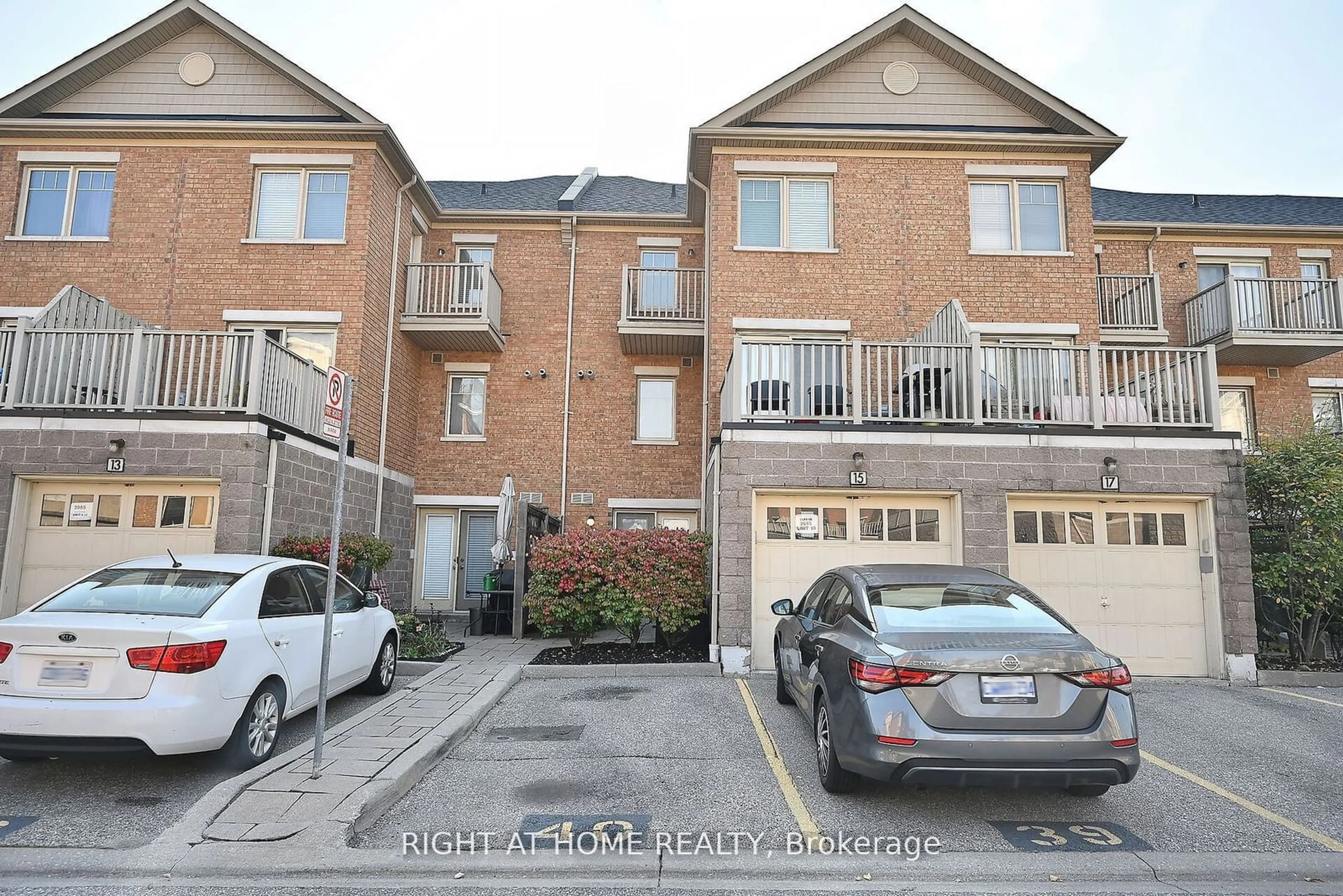 A pic from outside/outdoor area/front of a property/back of a property/a pic from drone, street for 3985 Eglinton Ave #16, Mississauga Ontario L5M 0E8