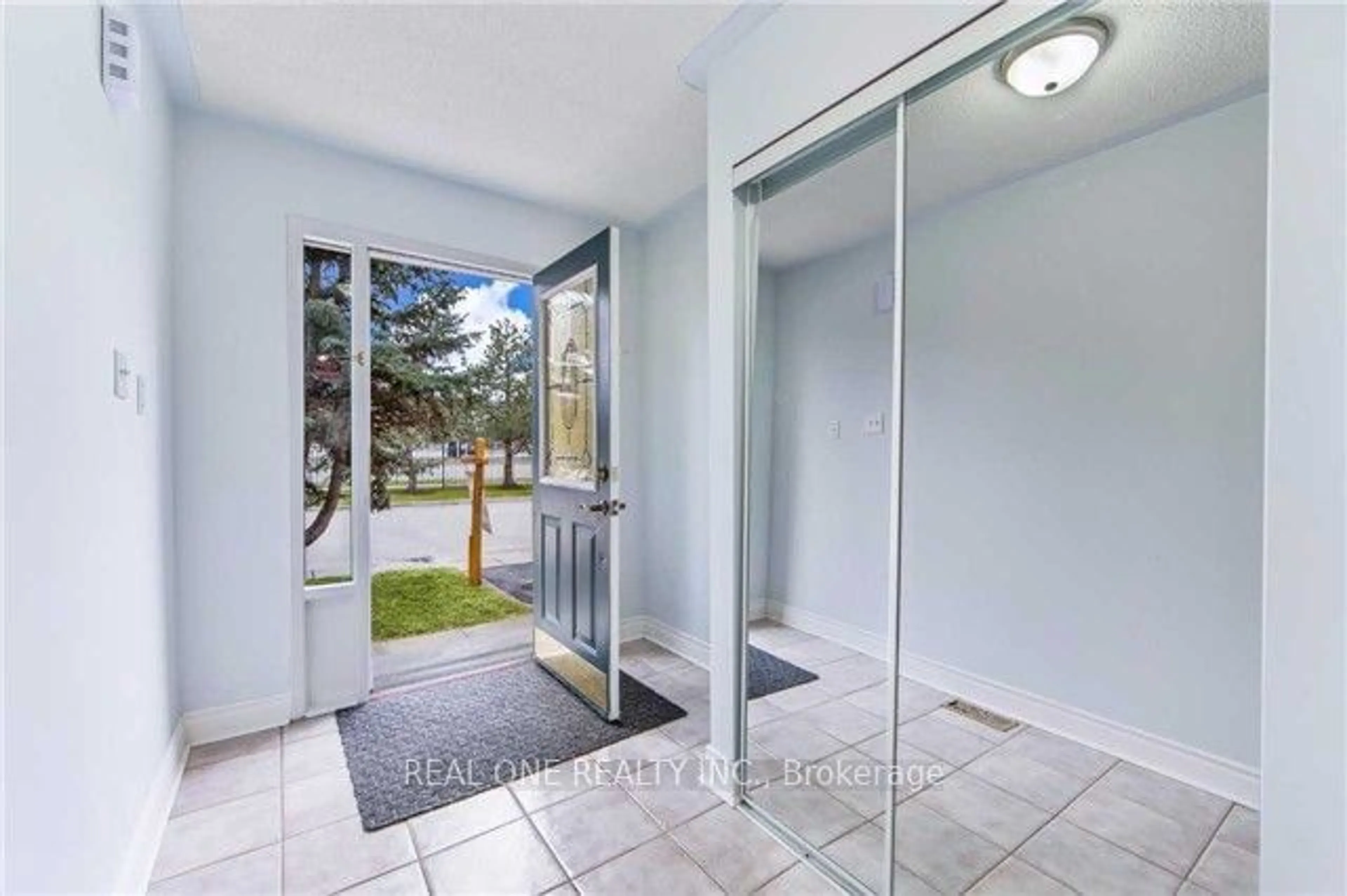 Indoor entryway for 1292 Sherwood Mills Blvd #64, Mississauga Ontario L5V 2G8