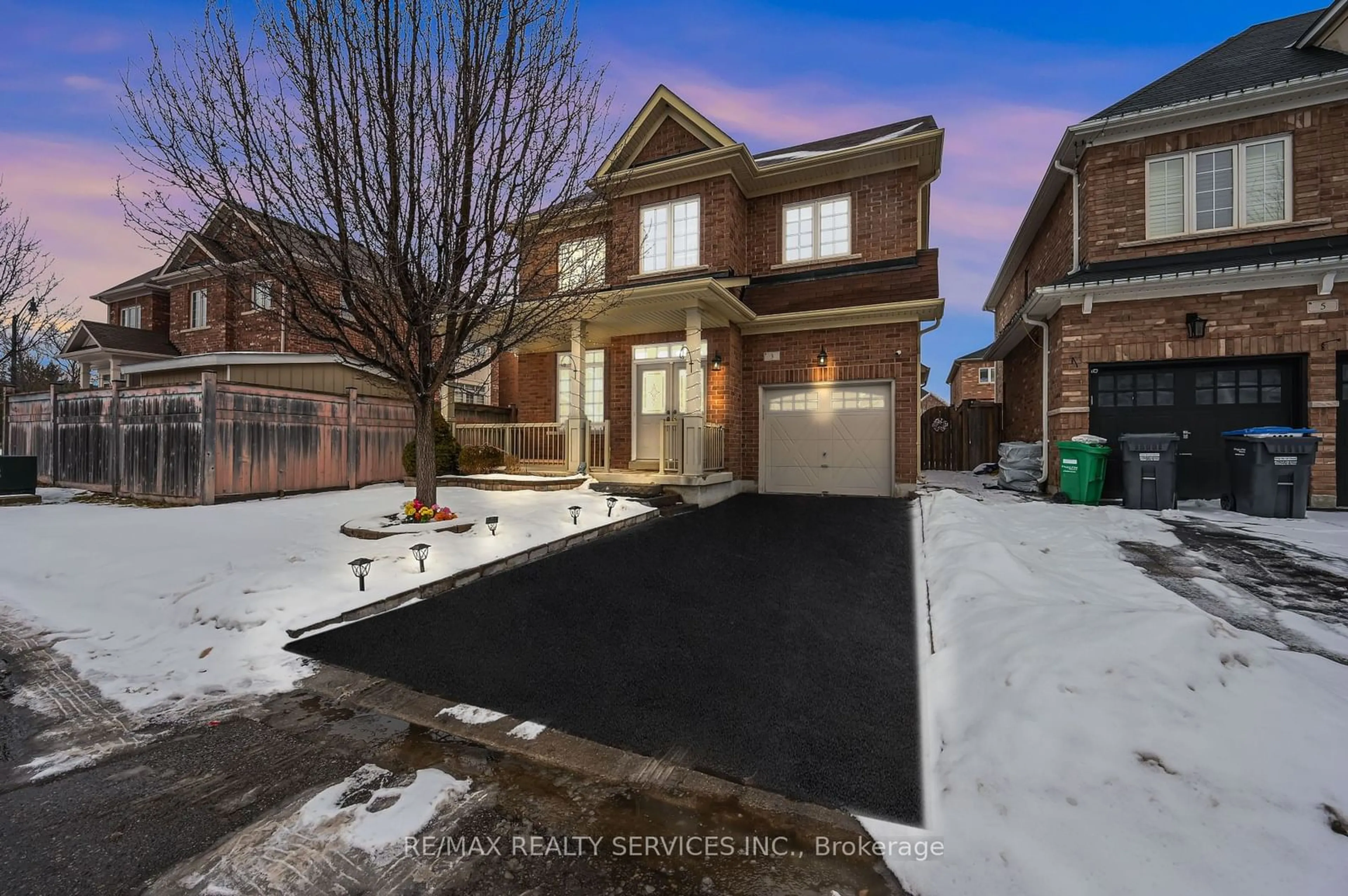 A pic from outside/outdoor area/front of a property/back of a property/a pic from drone, street for 3 Bellcrest Rd, Brampton Ontario L6Y 2M7