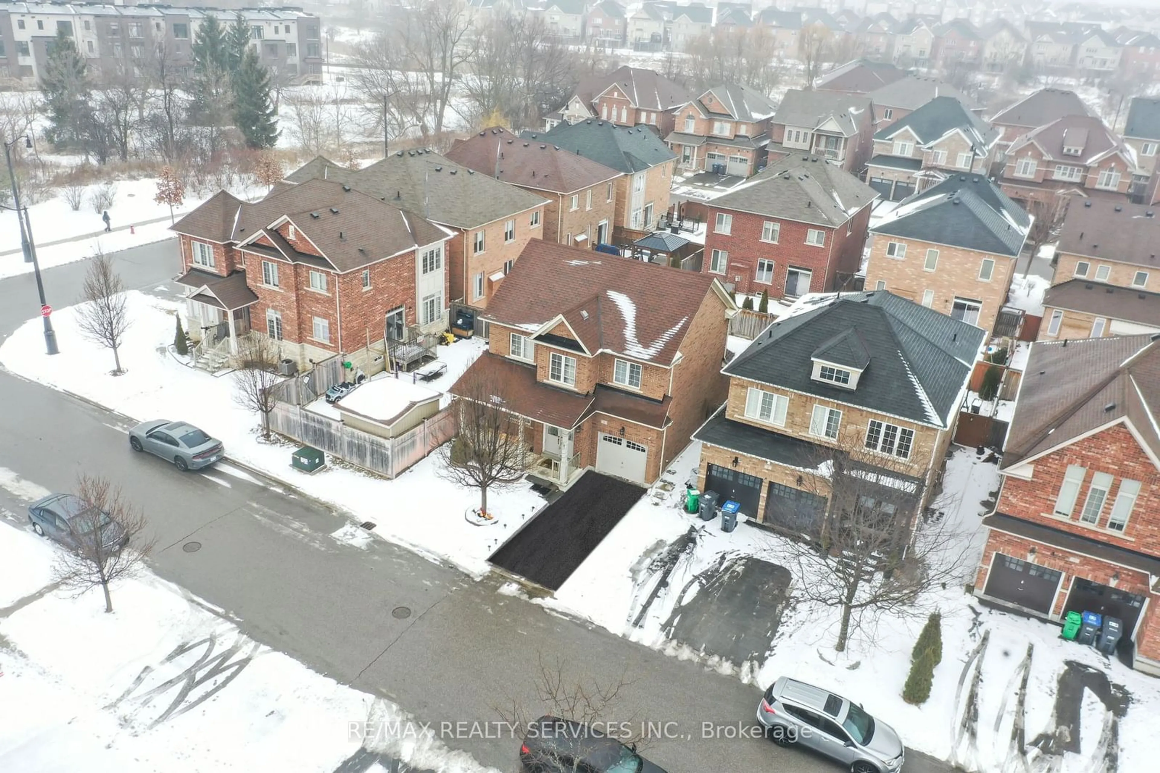 A pic from outside/outdoor area/front of a property/back of a property/a pic from drone, city buildings view from balcony for 3 Bellcrest Rd, Brampton Ontario L6Y 2M7