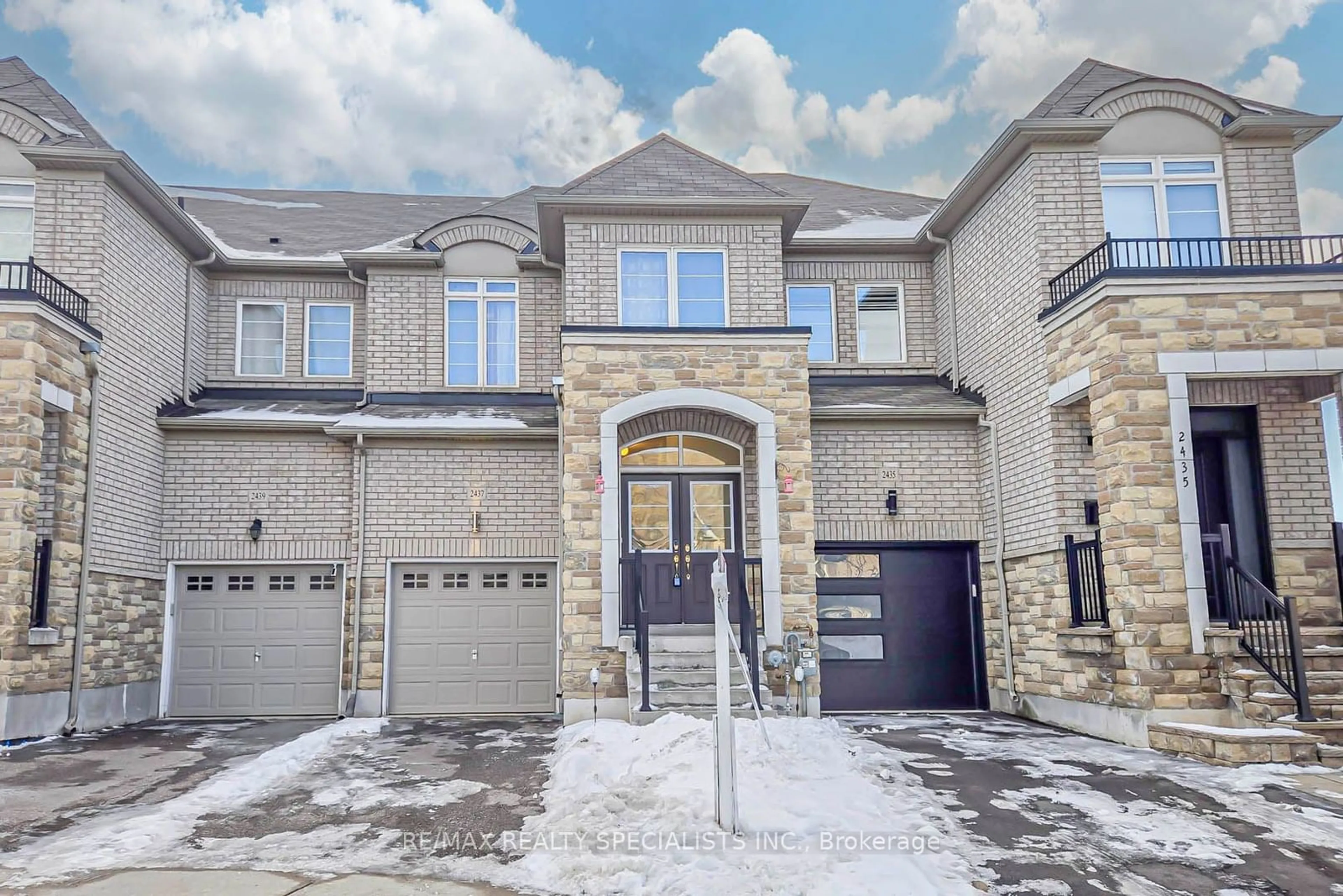 Home with brick exterior material, street for 2437 OLD BROMPTON Way, Oakville Ontario L6M 0J6