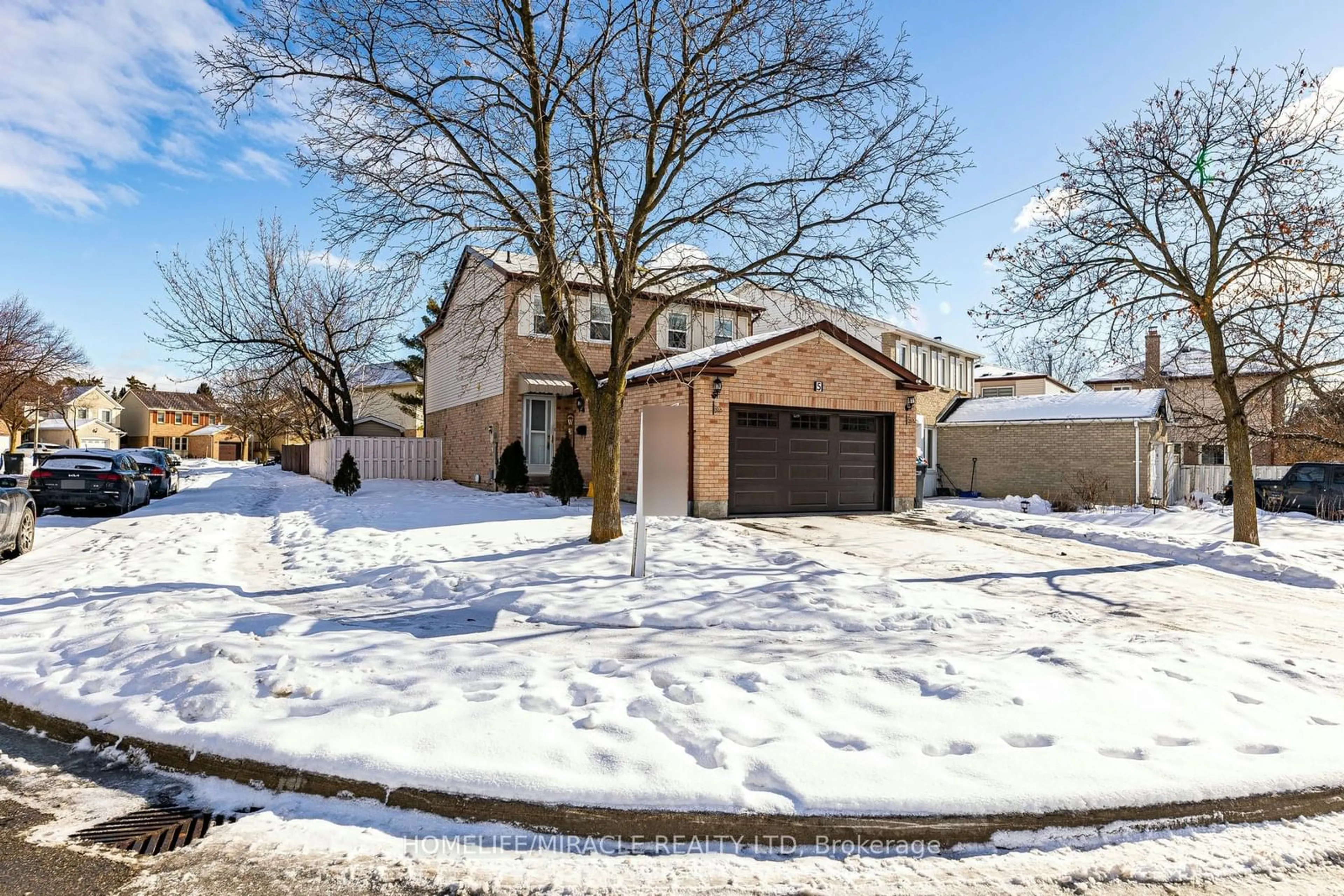 A pic from outside/outdoor area/front of a property/back of a property/a pic from drone, street for 5 Nemo Cres, Brampton Ontario L6S 4A4