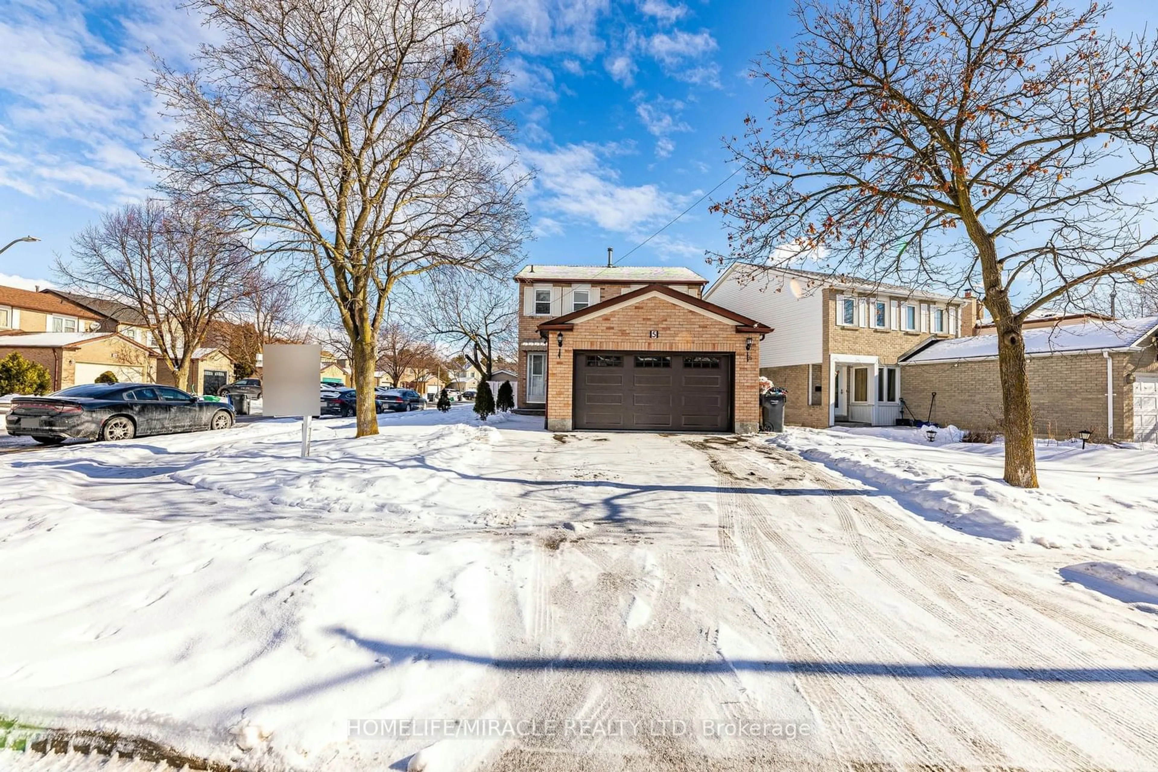 A pic from outside/outdoor area/front of a property/back of a property/a pic from drone, street for 5 Nemo Cres, Brampton Ontario L6S 4A4