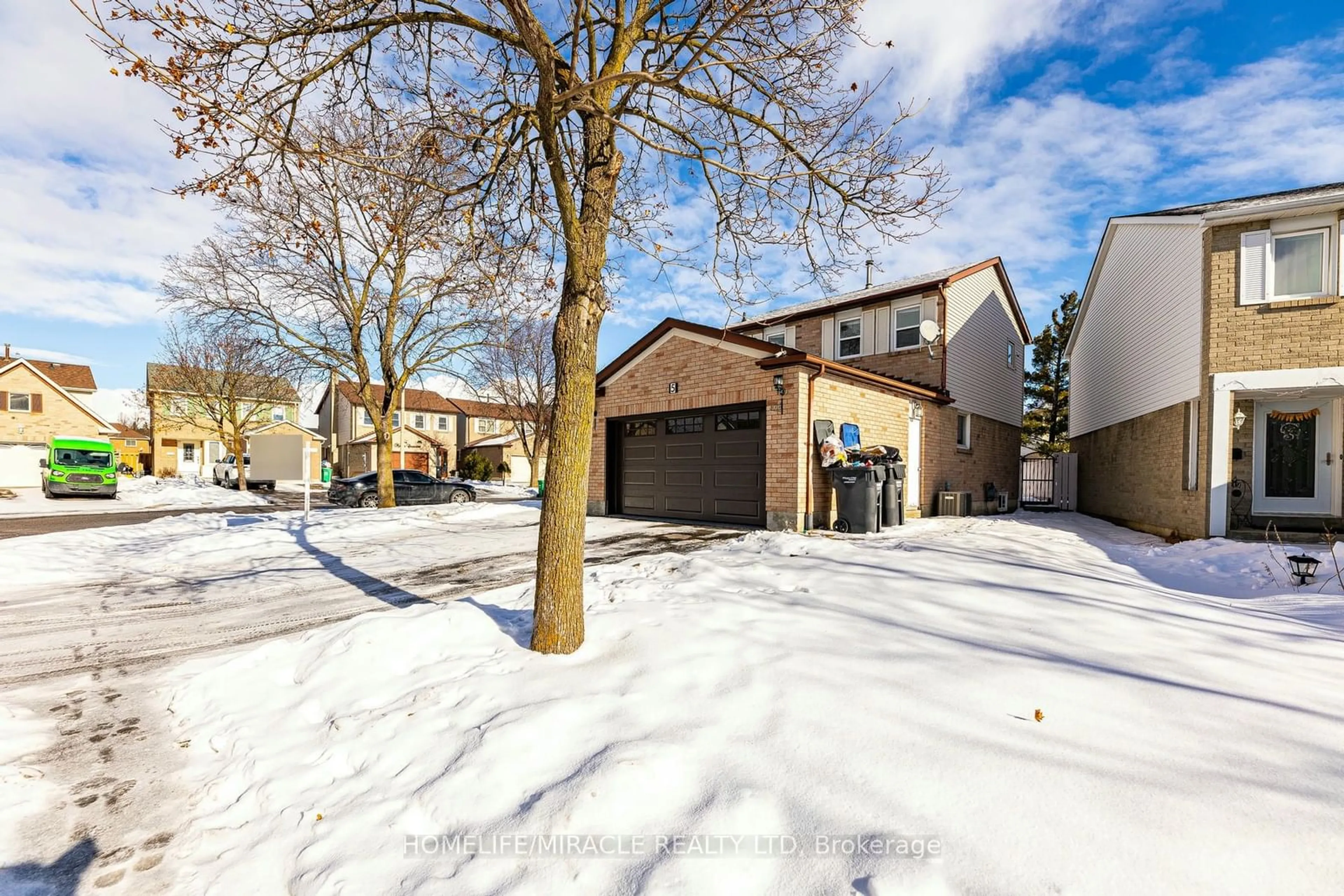 A pic from outside/outdoor area/front of a property/back of a property/a pic from drone, street for 5 Nemo Cres, Brampton Ontario L6S 4A4