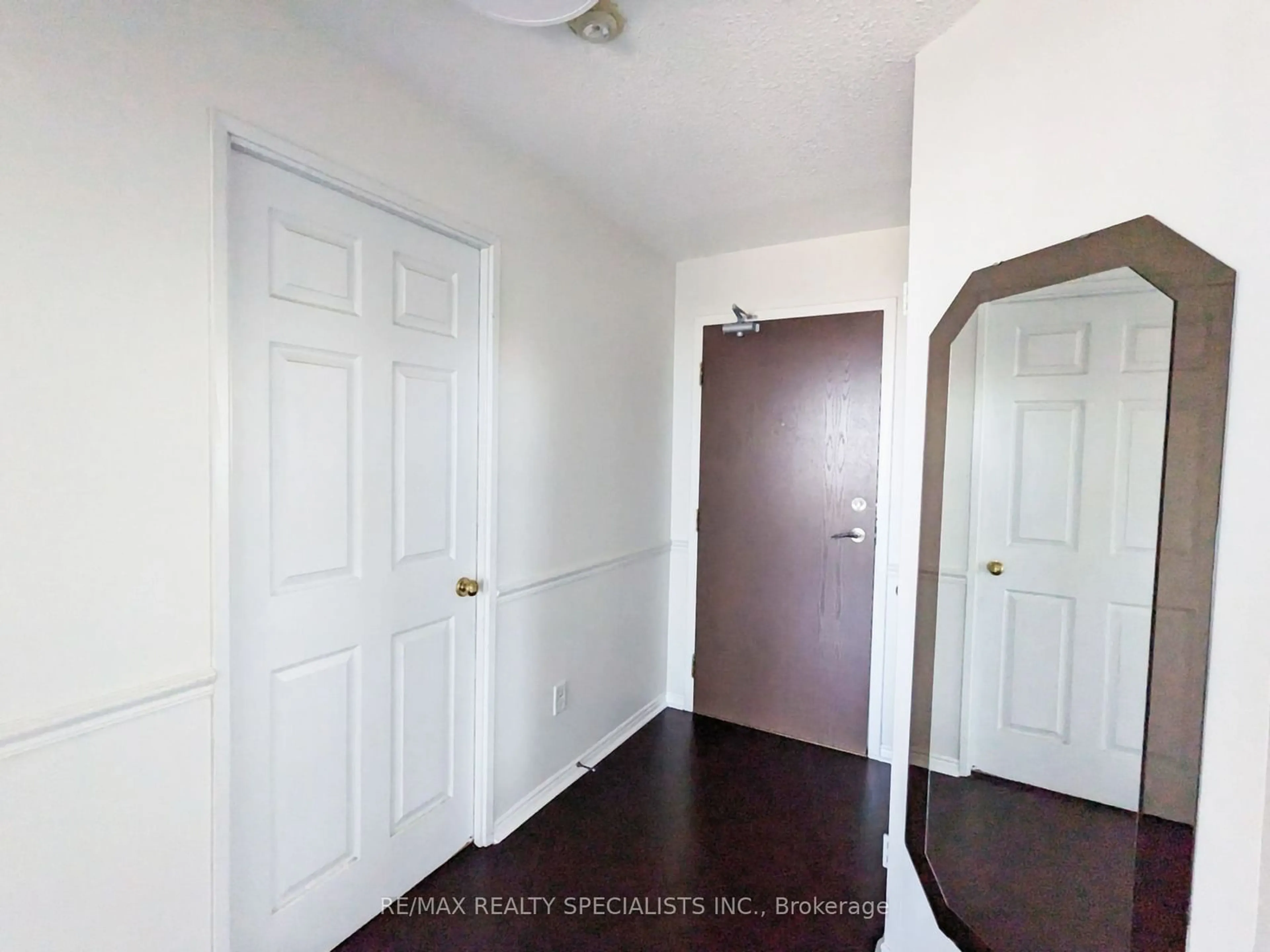 Indoor entryway for 50 Kingsbridge Garden Circ #1807, Mississauga Ontario L5R 1Y2