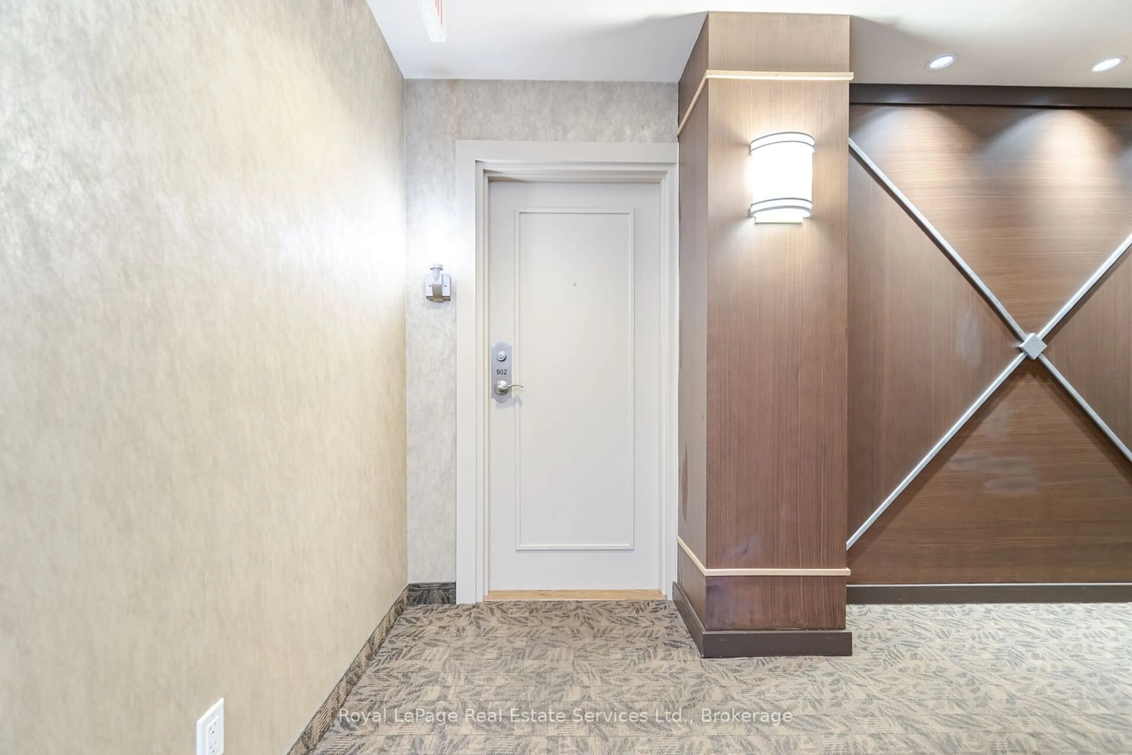 Indoor foyer for 360 Pearl St #902, Burlington Ontario L7R 1E1