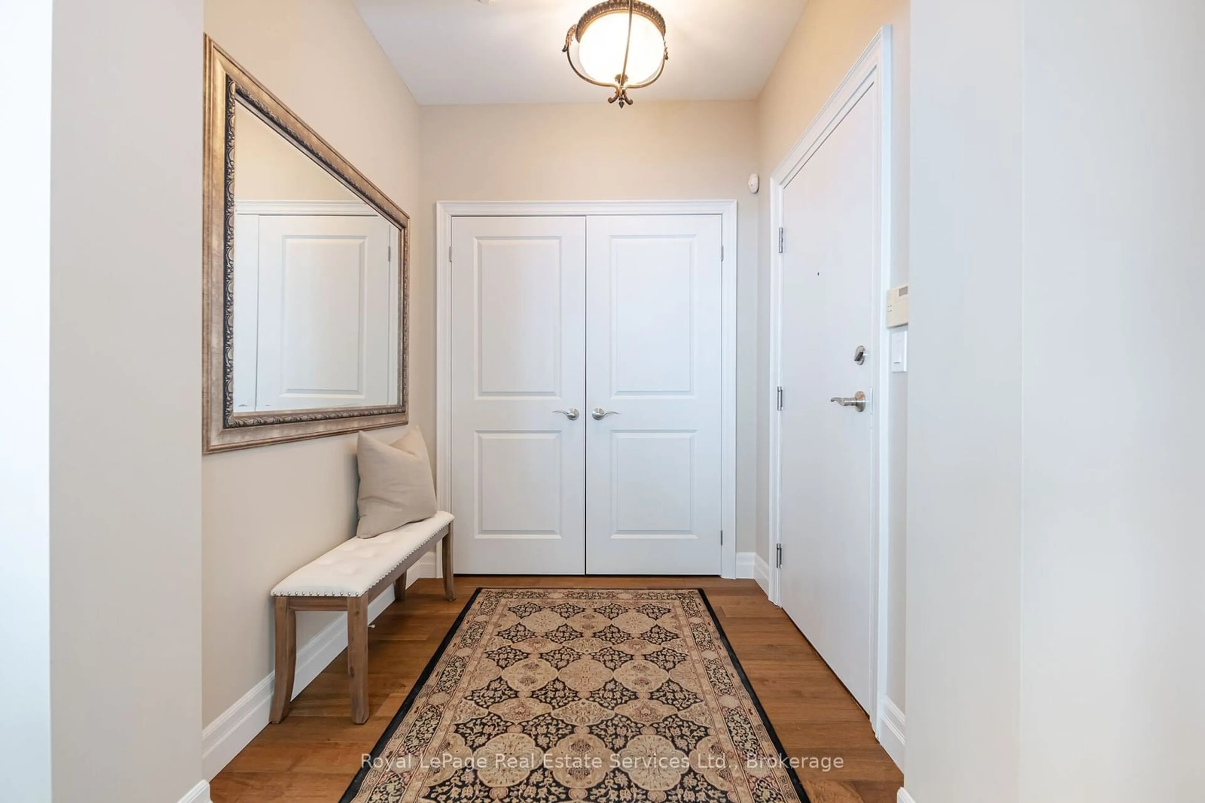 Indoor entryway for 360 Pearl St #902, Burlington Ontario L7R 1E1