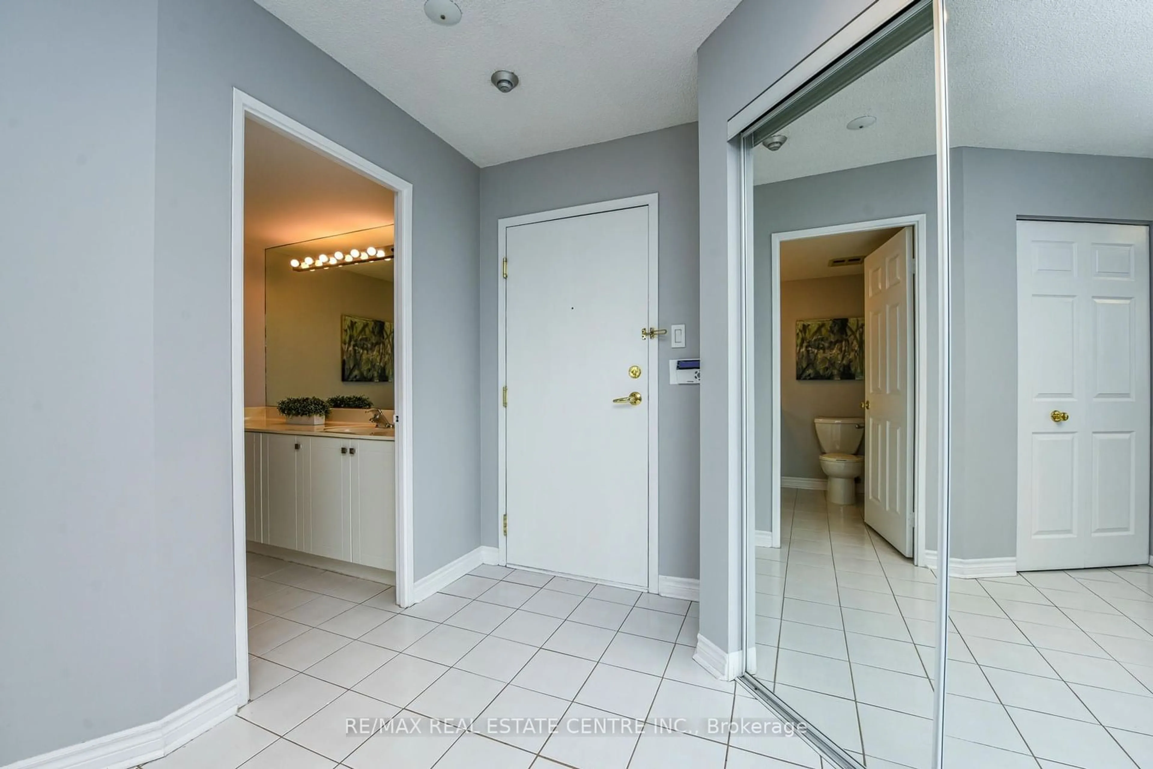 Indoor foyer for 55 Elm Dr #1805, Mississauga Ontario L5B 3Z3