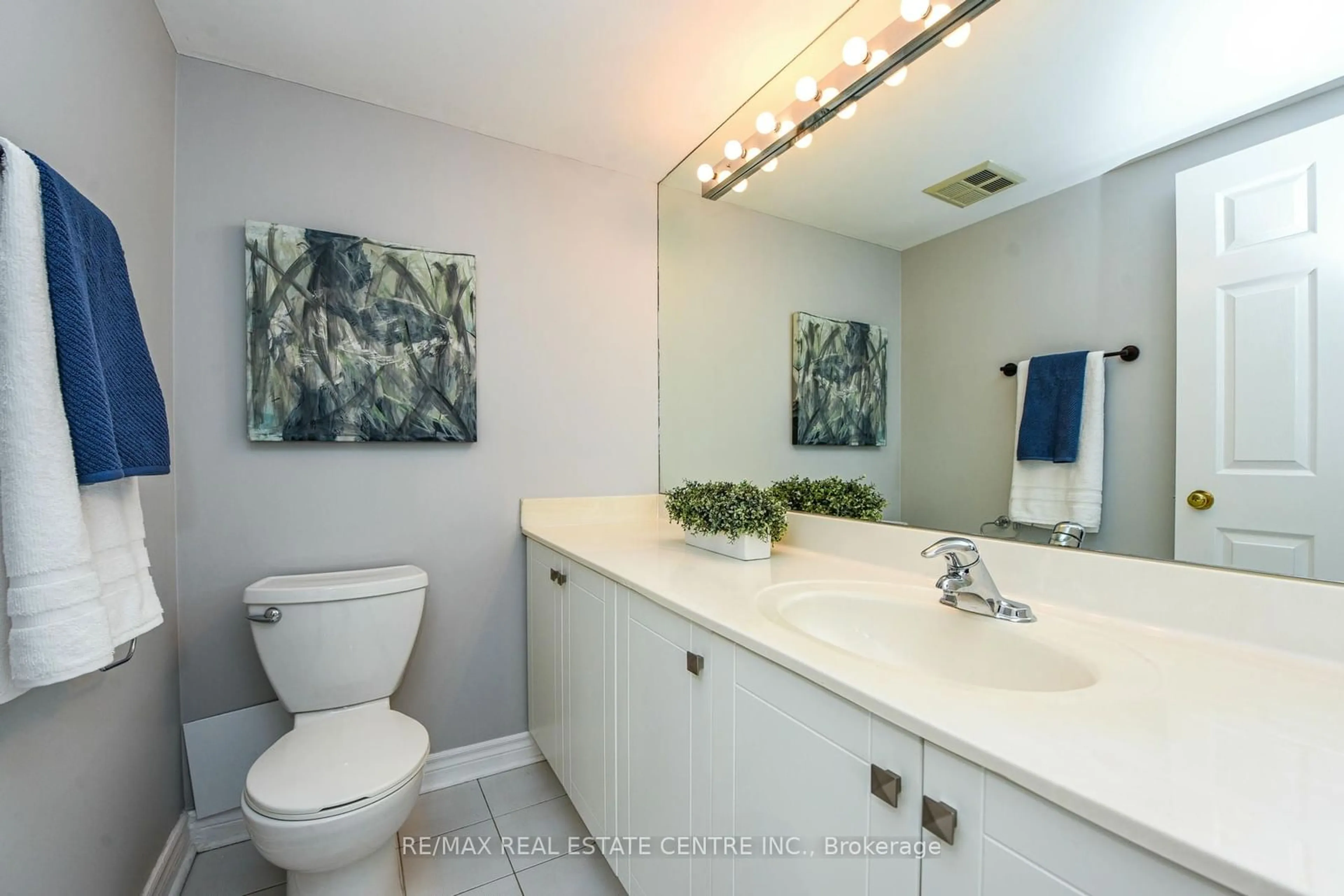 Standard bathroom, ceramic/tile floor for 55 Elm Dr #1805, Mississauga Ontario L5B 3Z3