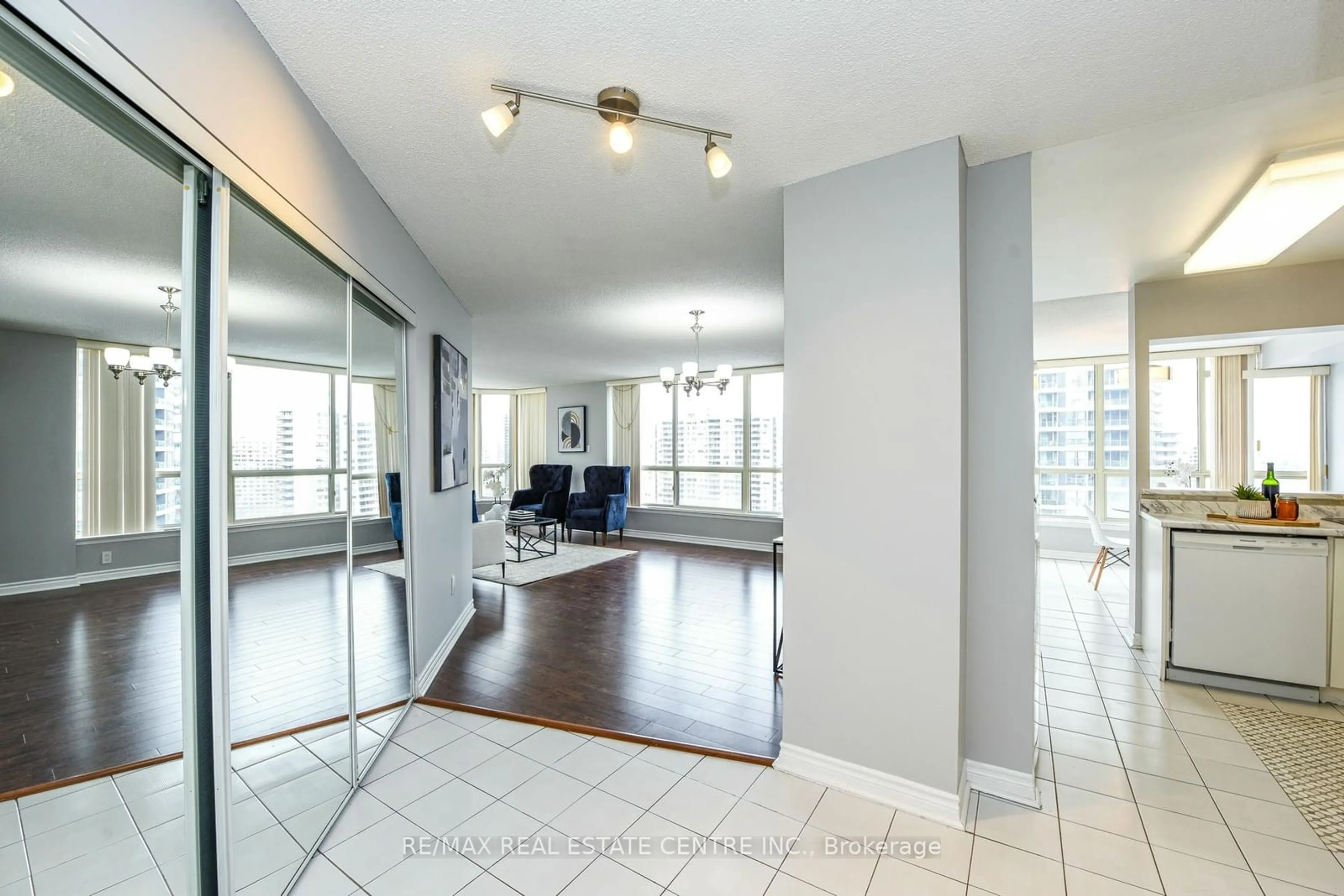 Indoor foyer for 55 Elm Dr #1805, Mississauga Ontario L5B 3Z3