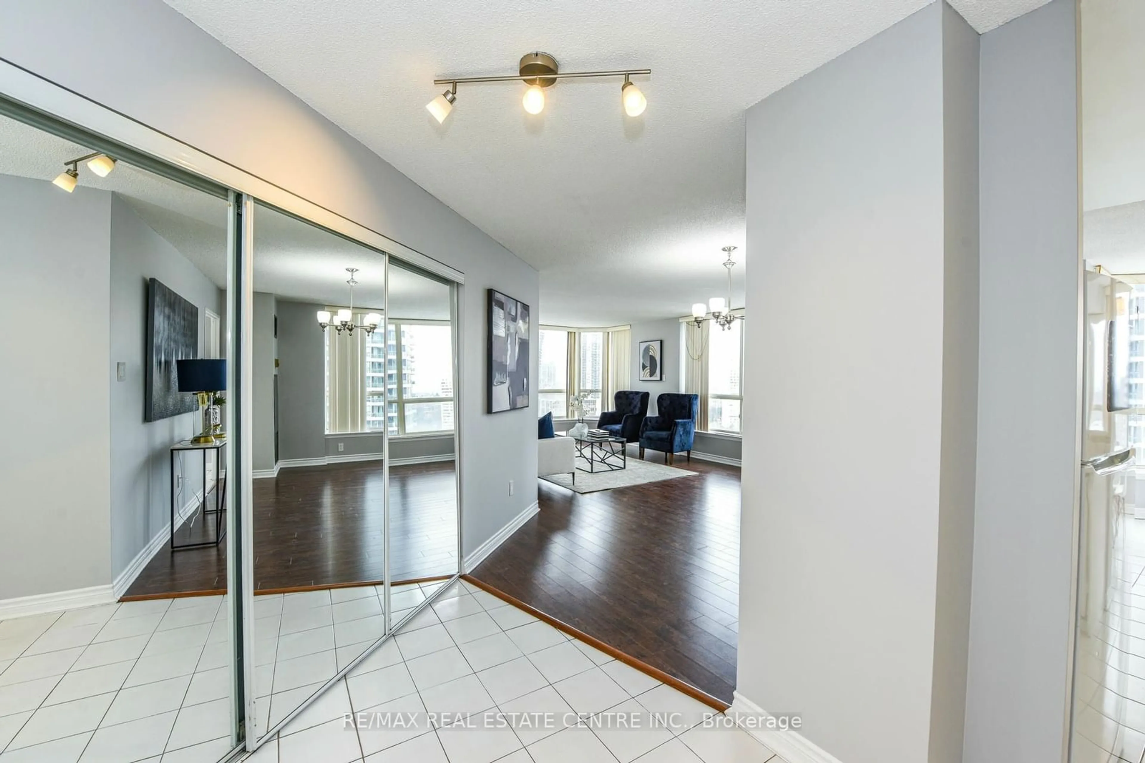 Indoor foyer for 55 Elm Dr #1805, Mississauga Ontario L5B 3Z3