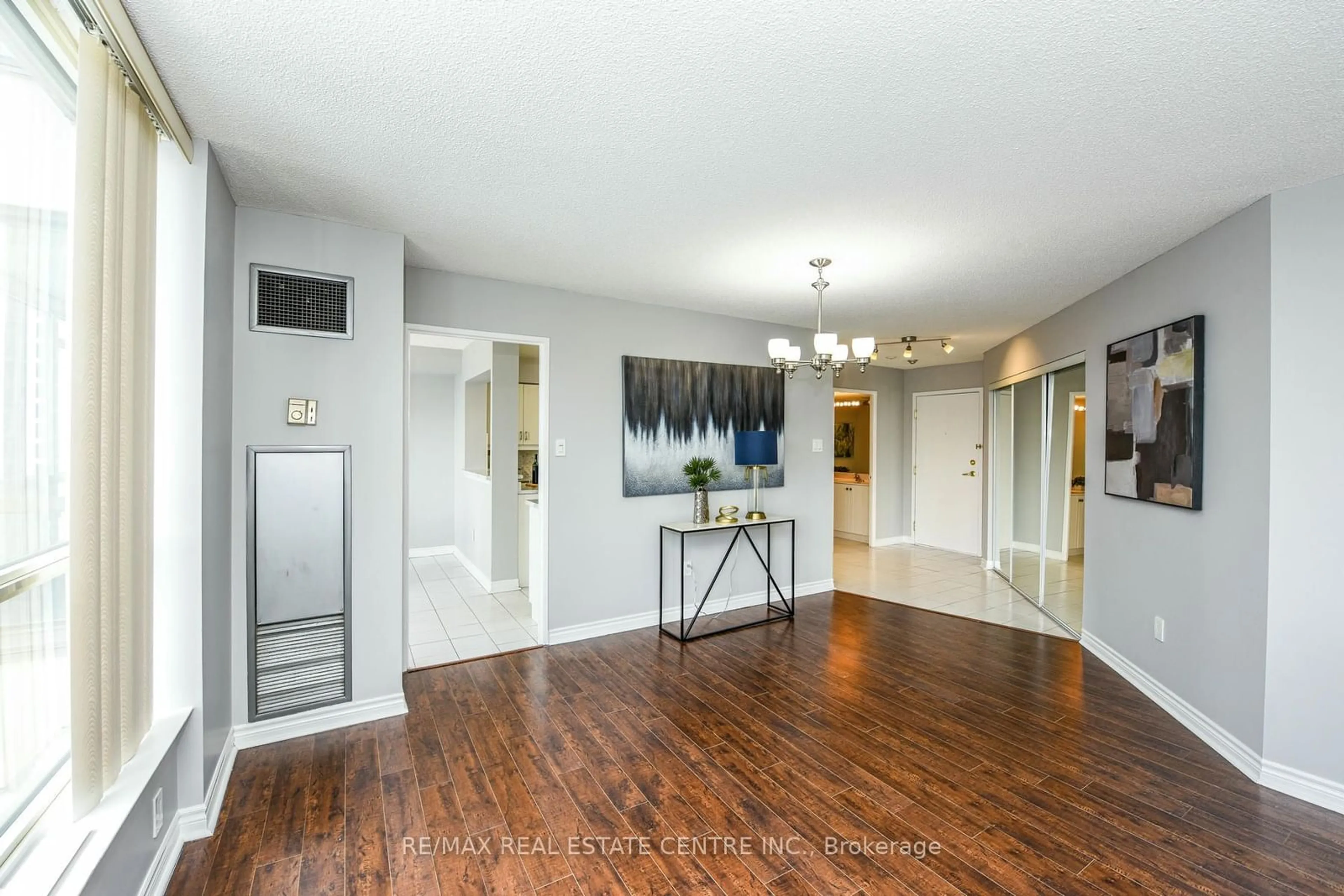 Indoor entryway for 55 Elm Dr #1805, Mississauga Ontario L5B 3Z3