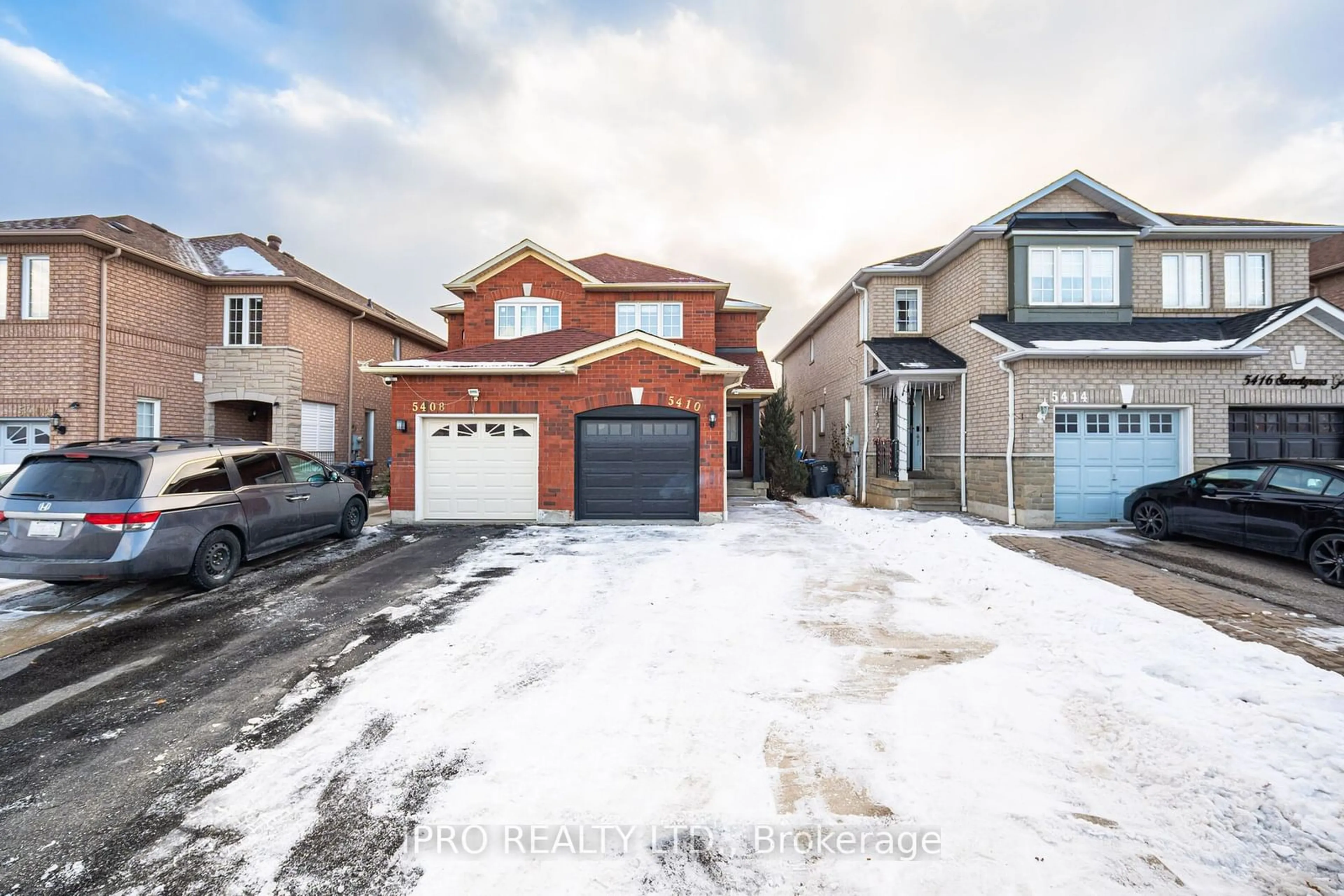 A pic from outside/outdoor area/front of a property/back of a property/a pic from drone, street for 5410 Sweetgrass Gate, Mississauga Ontario L5V 2N2