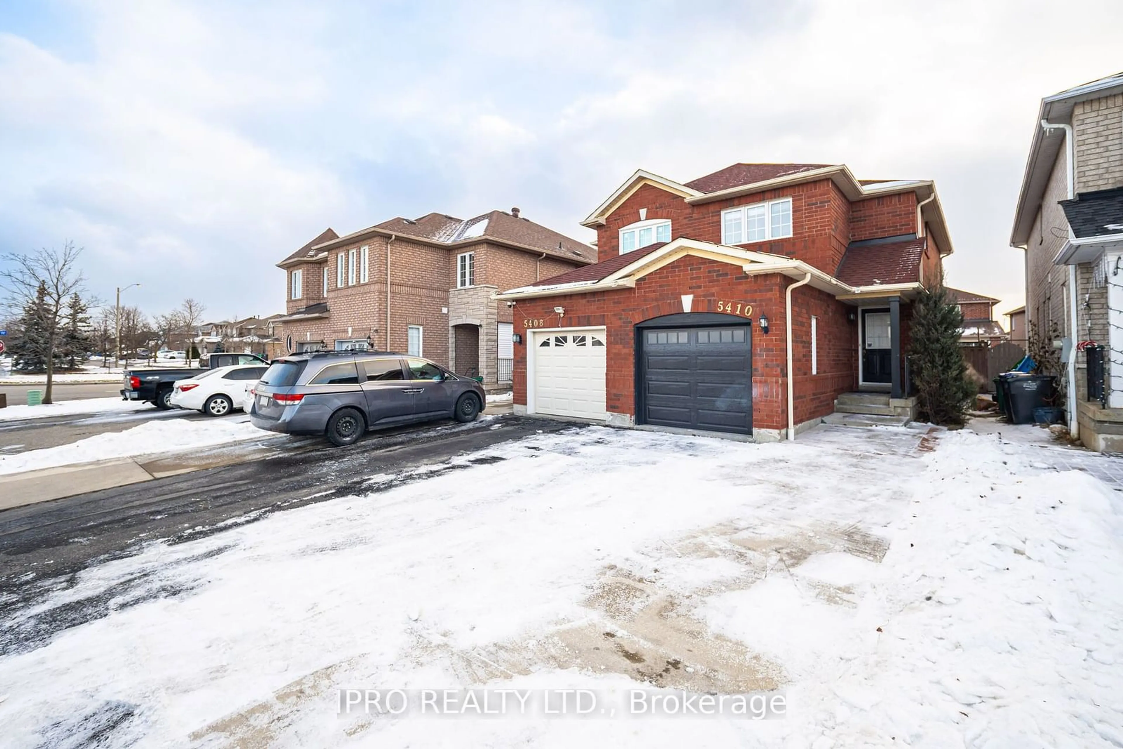 A pic from outside/outdoor area/front of a property/back of a property/a pic from drone, street for 5410 Sweetgrass Gate, Mississauga Ontario L5V 2N2