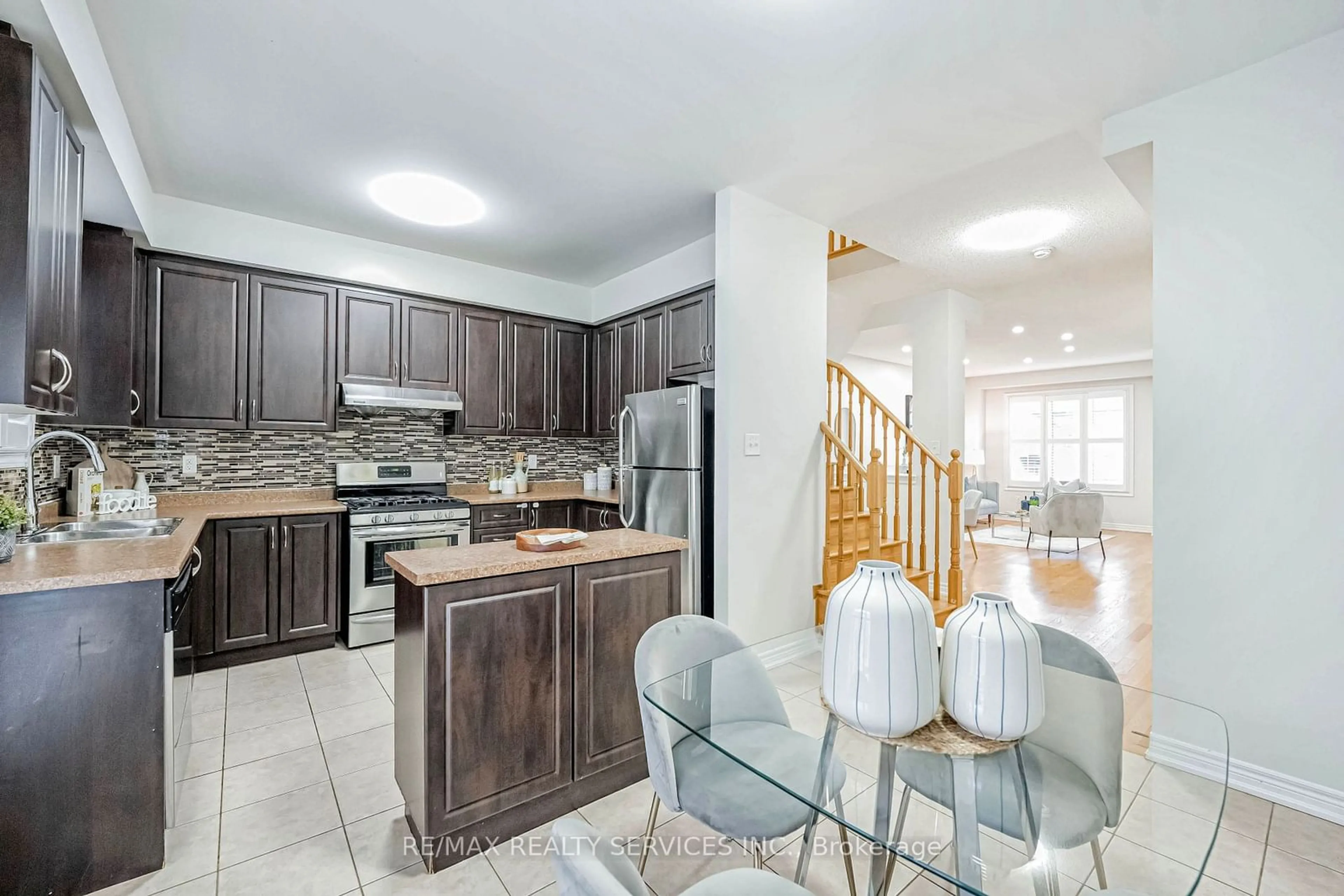 Open concept kitchen, ceramic/tile floor for 27 Sea Drifter Cres, Brampton Ontario L6P 4A9