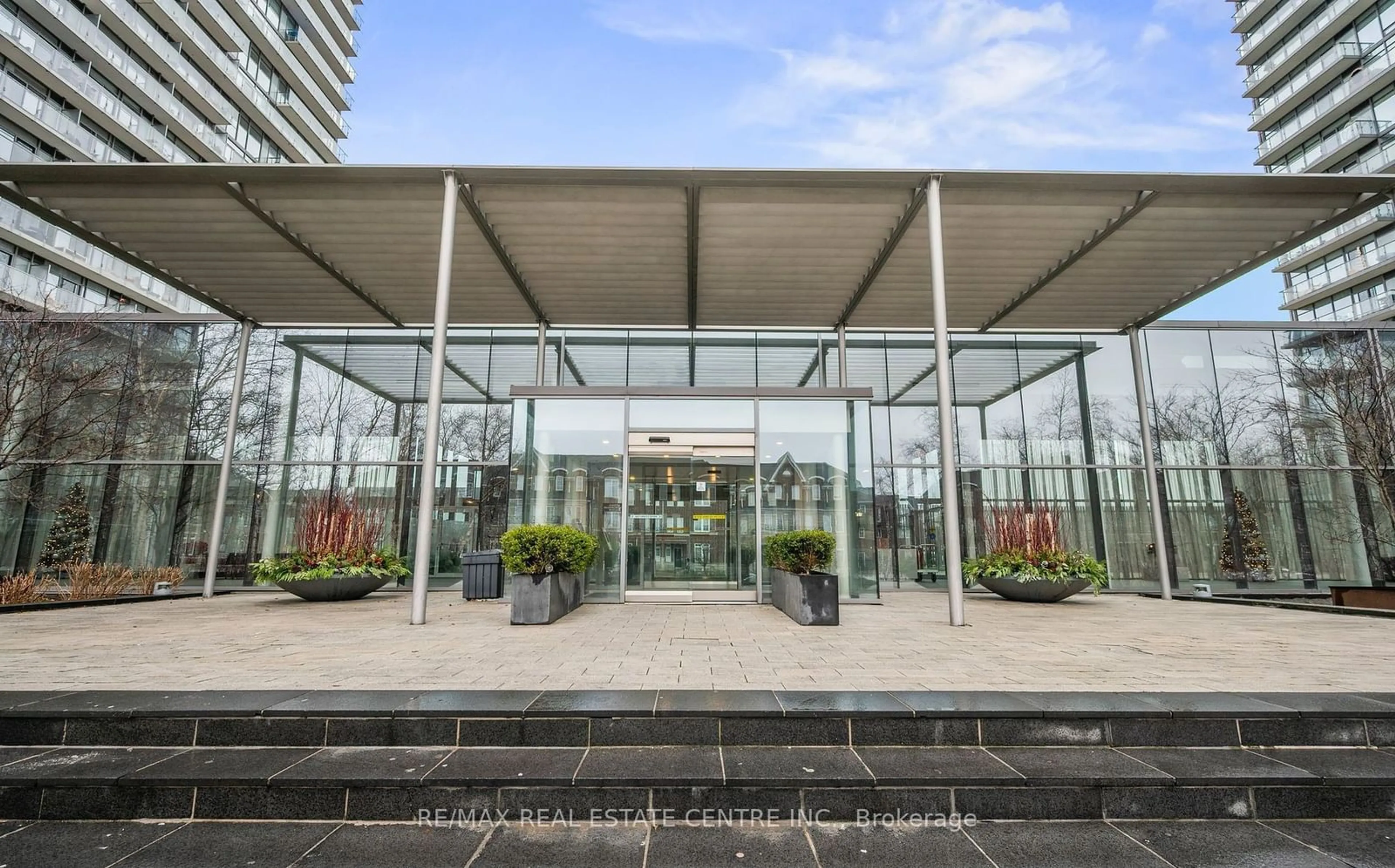 Indoor foyer for 105 The Queensway Ave #303, Toronto Ontario M6S 5B5