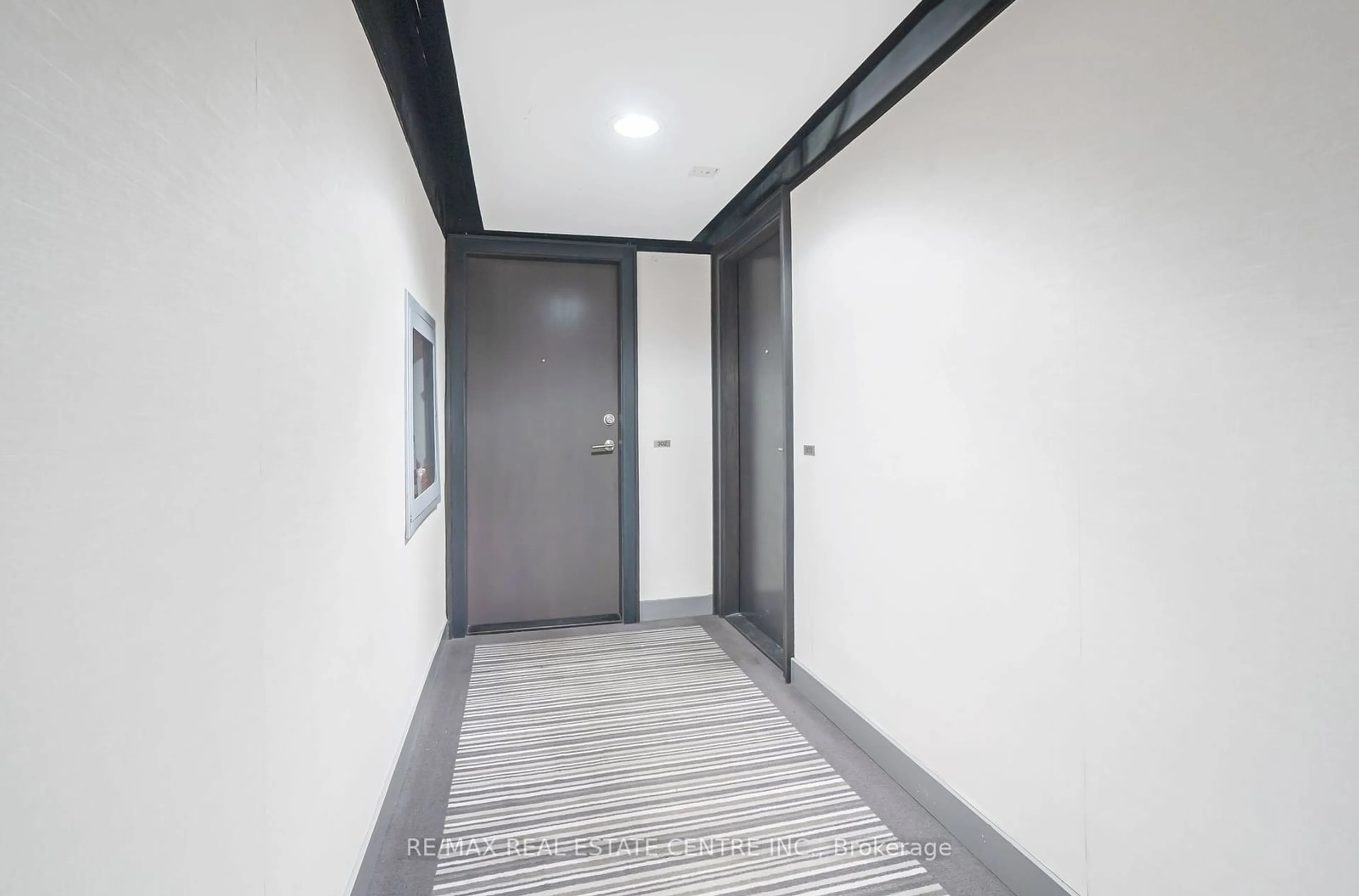 Indoor foyer for 105 The Queensway Ave #303, Toronto Ontario M6S 5B5