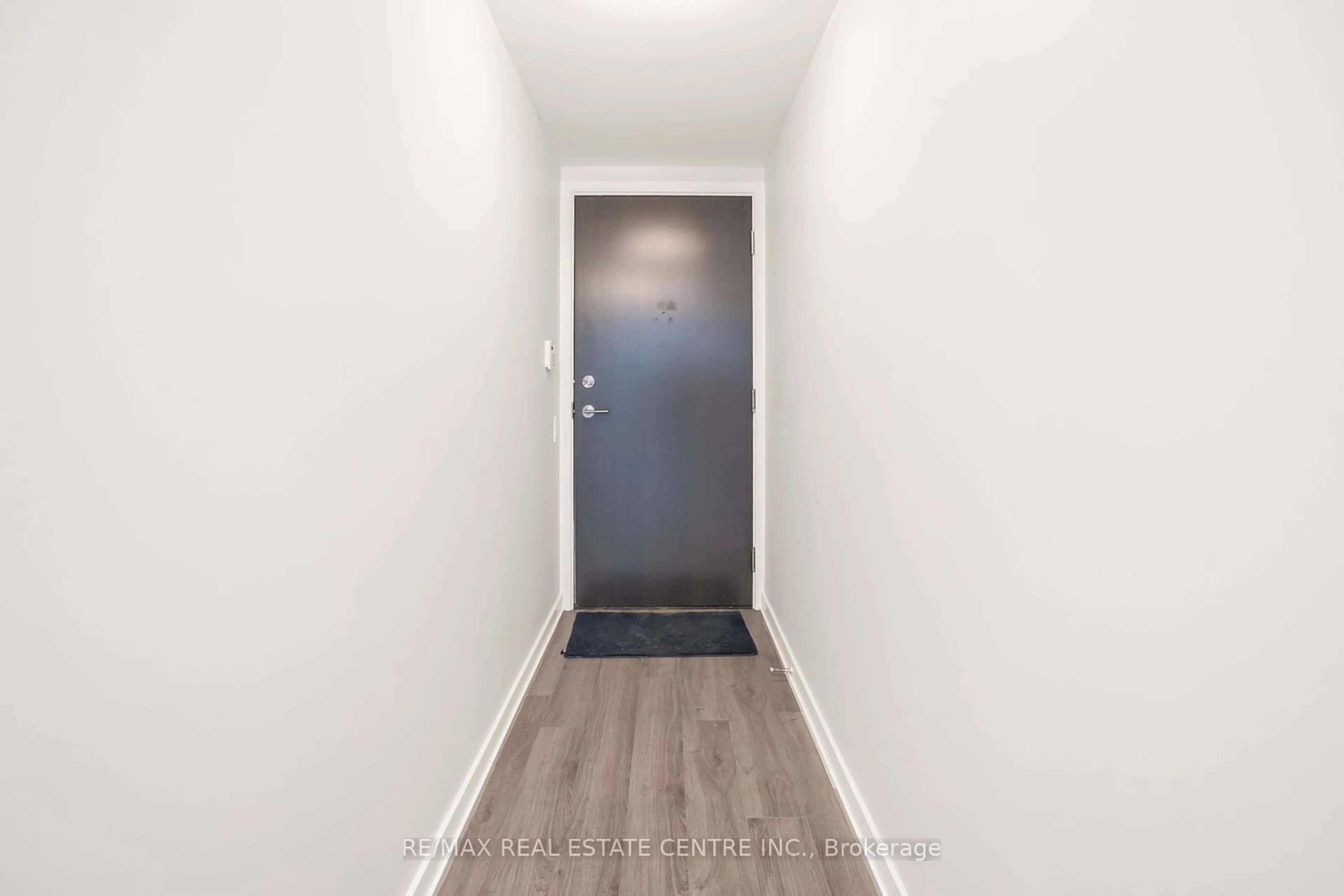 Indoor entryway for 105 The Queensway Ave #303, Toronto Ontario M6S 5B5