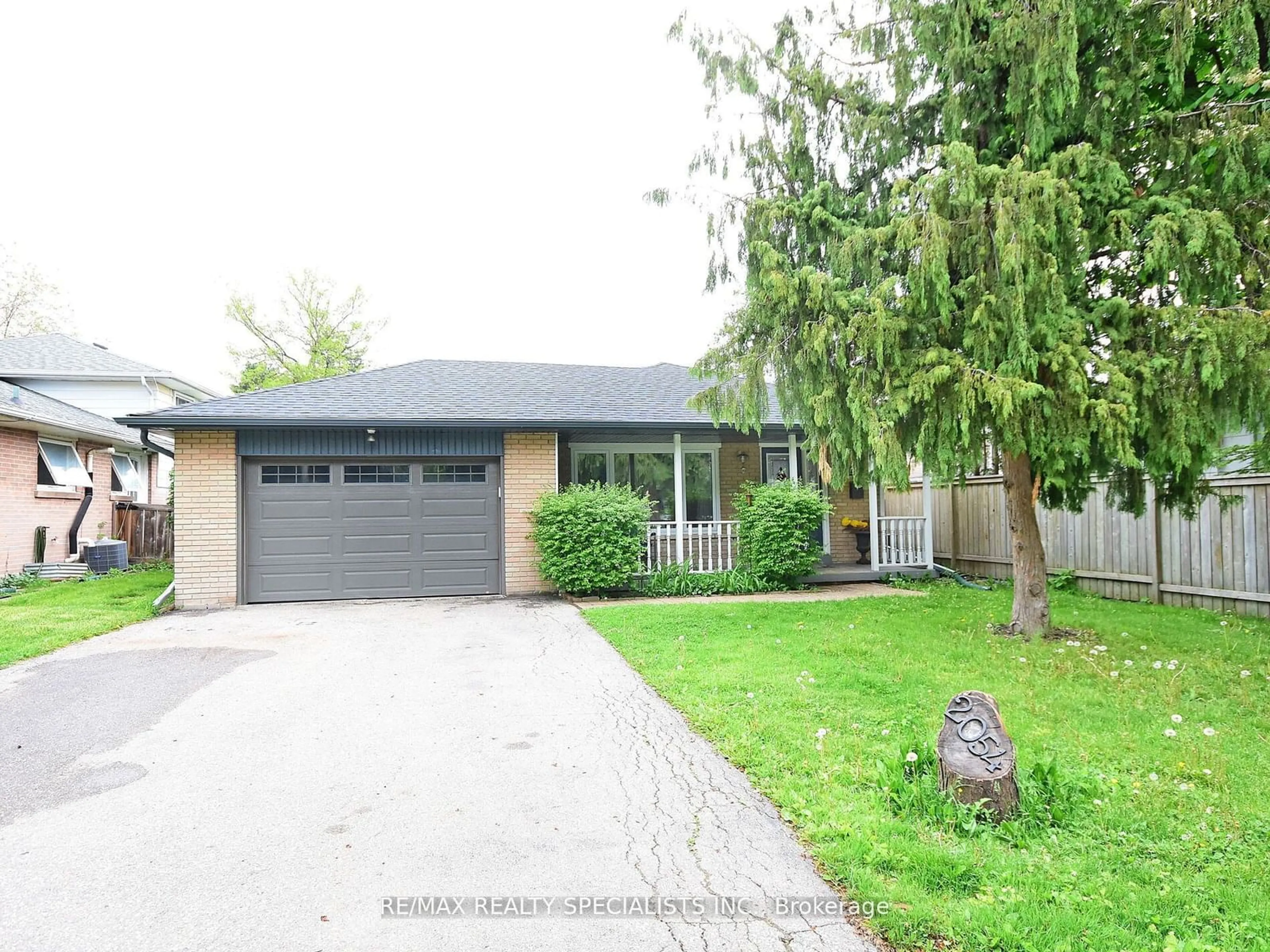 Home with brick exterior material, street for 2054 Davebrook Rd, Mississauga Ontario L5J 3M5