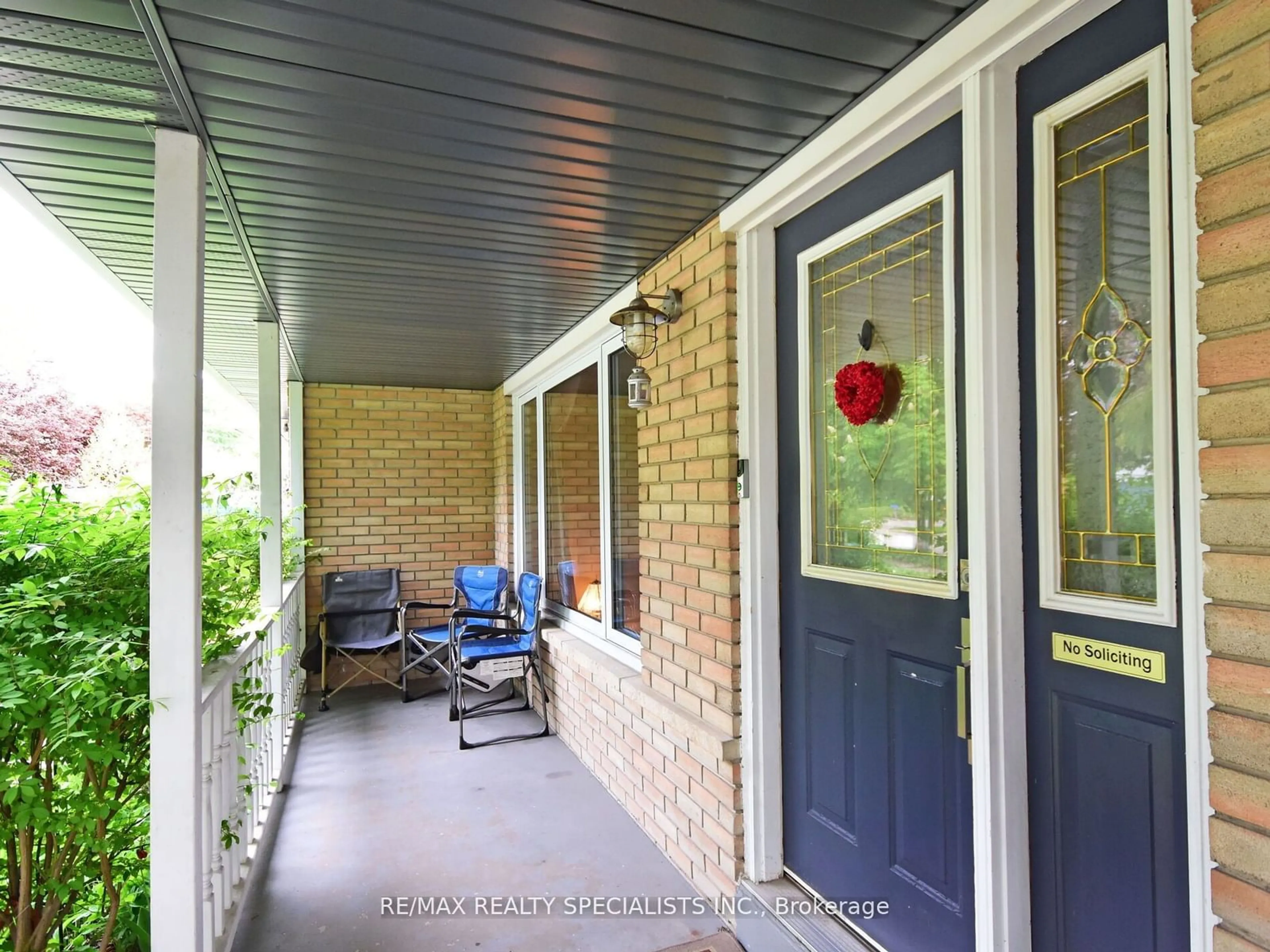 Indoor entryway for 2054 Davebrook Rd, Mississauga Ontario L5J 3M5