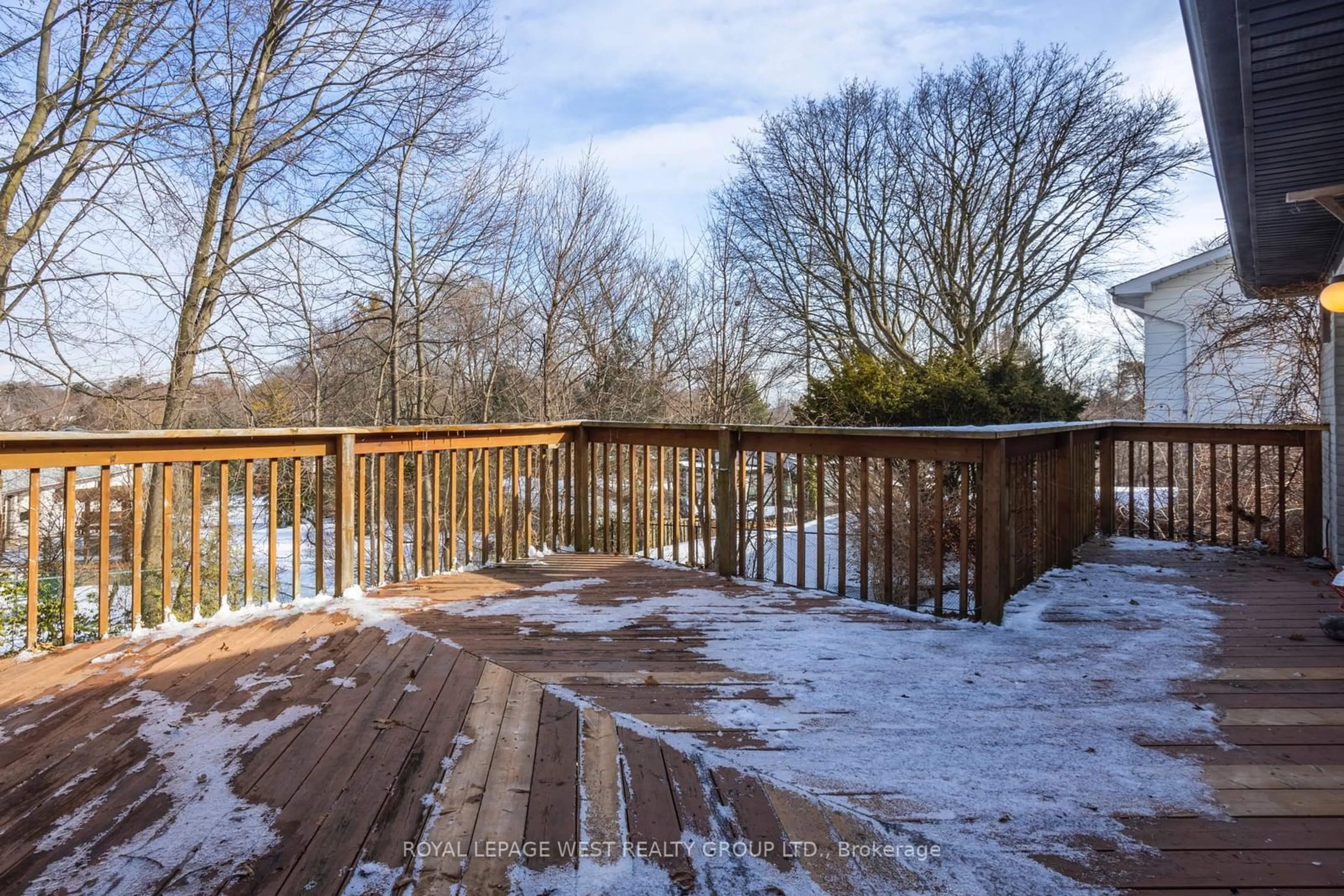 Patio, forest/trees view for 833 Calder Rd, Mississauga Ontario L5J 2N6