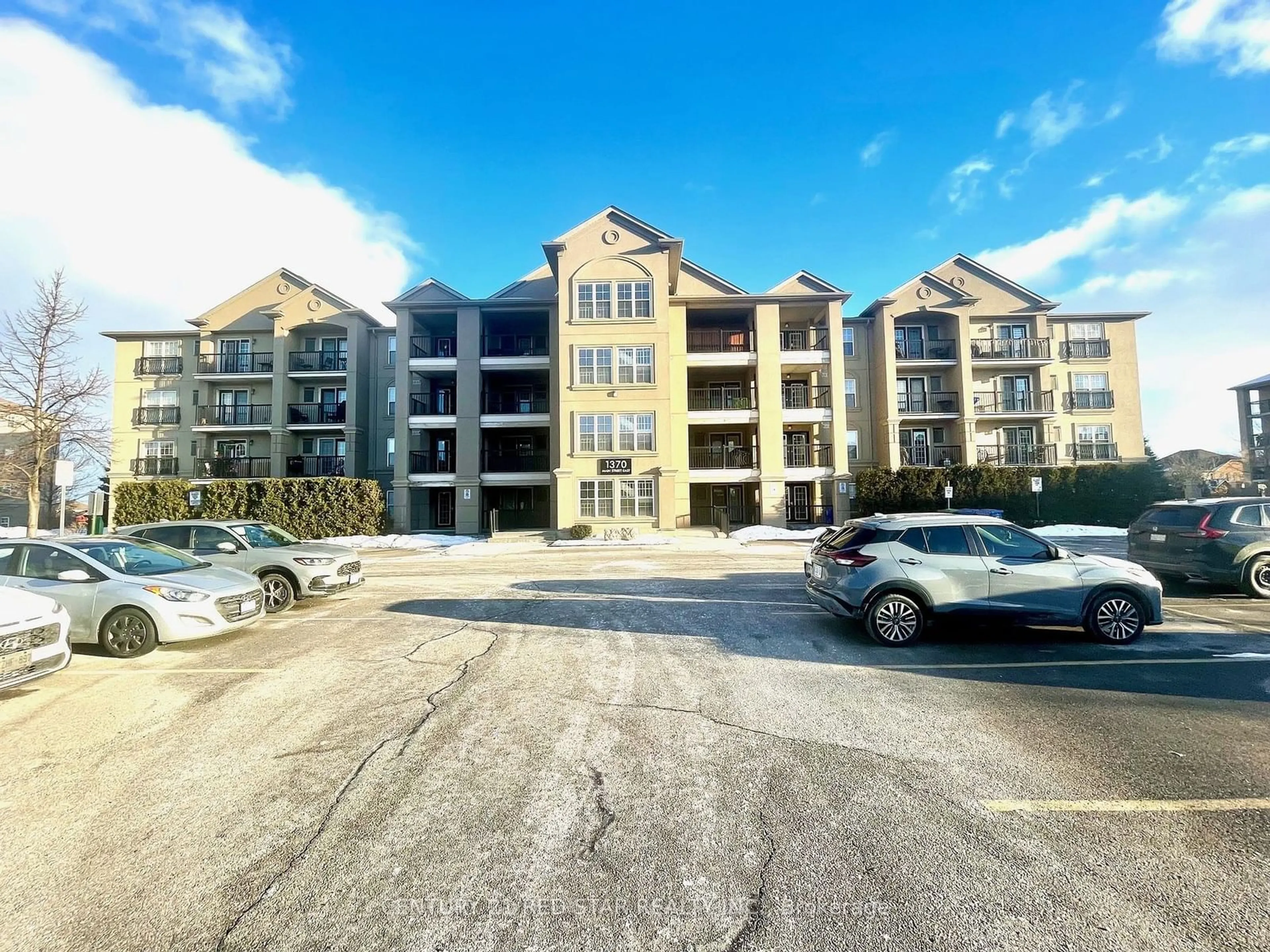 A pic from outside/outdoor area/front of a property/back of a property/a pic from drone, building for 1370 MAIN St #204, Milton Ontario L9T 7S8