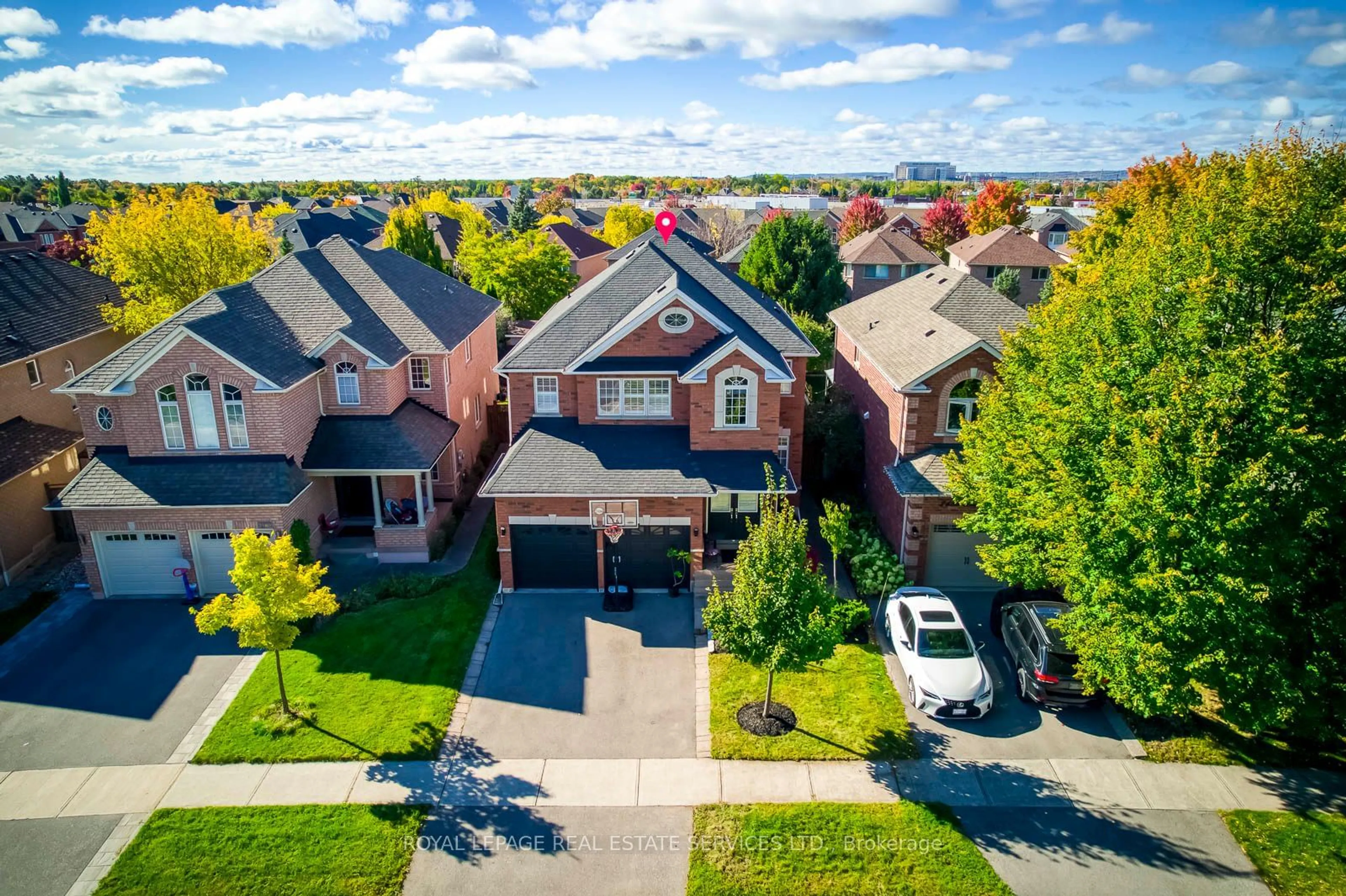 A pic from outside/outdoor area/front of a property/back of a property/a pic from drone, street for 2484 Logan Ave, Oakville Ontario L6H 6S1