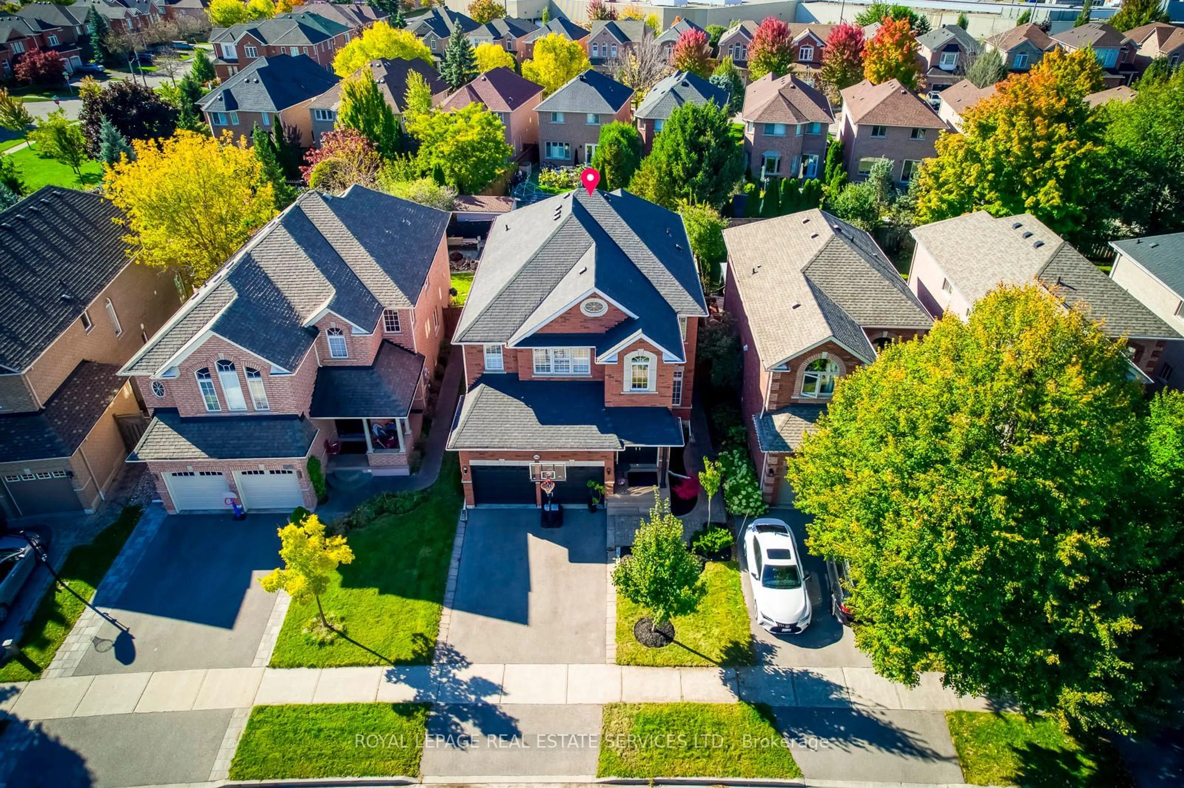 A pic from outside/outdoor area/front of a property/back of a property/a pic from drone, street for 2484 Logan Ave, Oakville Ontario L6H 6S1