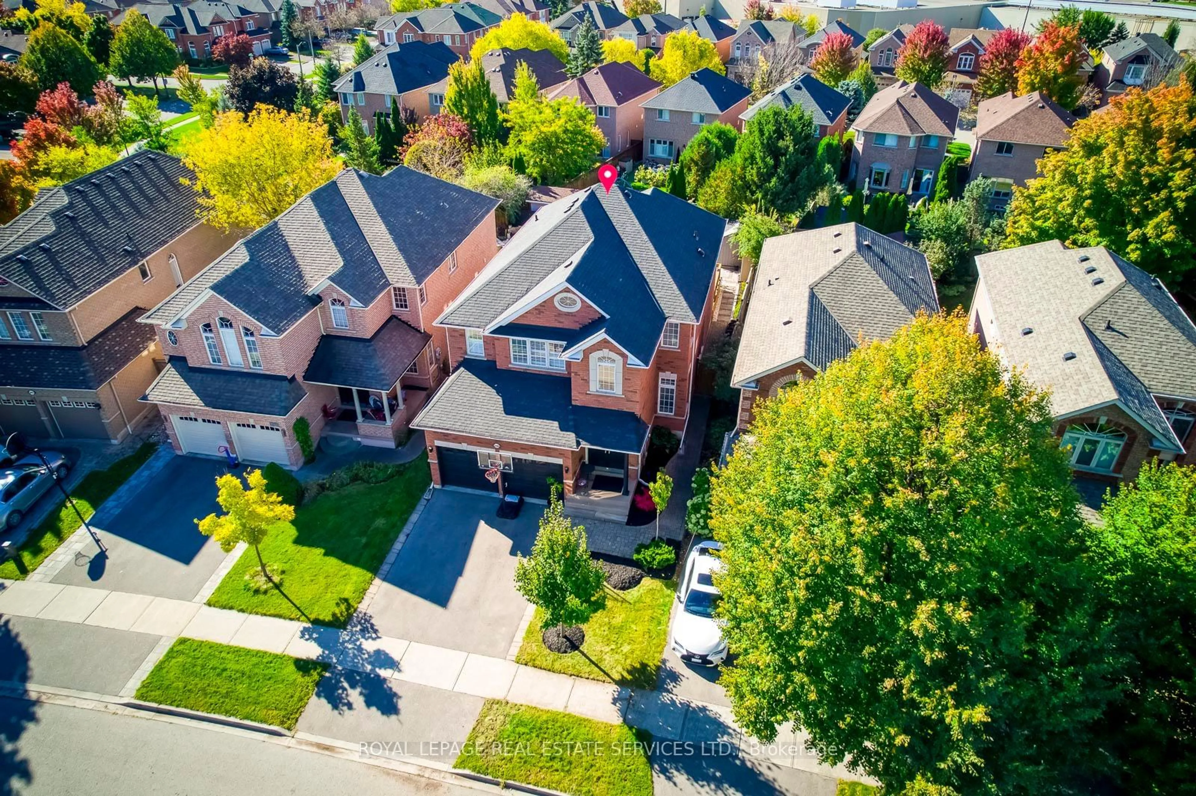 A pic from outside/outdoor area/front of a property/back of a property/a pic from drone, street for 2484 Logan Ave, Oakville Ontario L6H 6S1